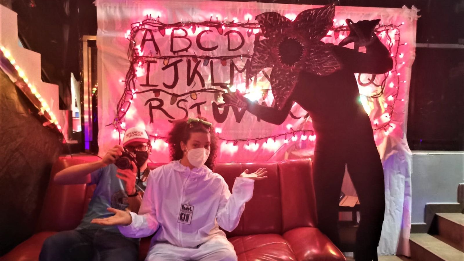 Isabel Cristina Jaén junto a su equipo de Escape Room Educreativo en la sala.