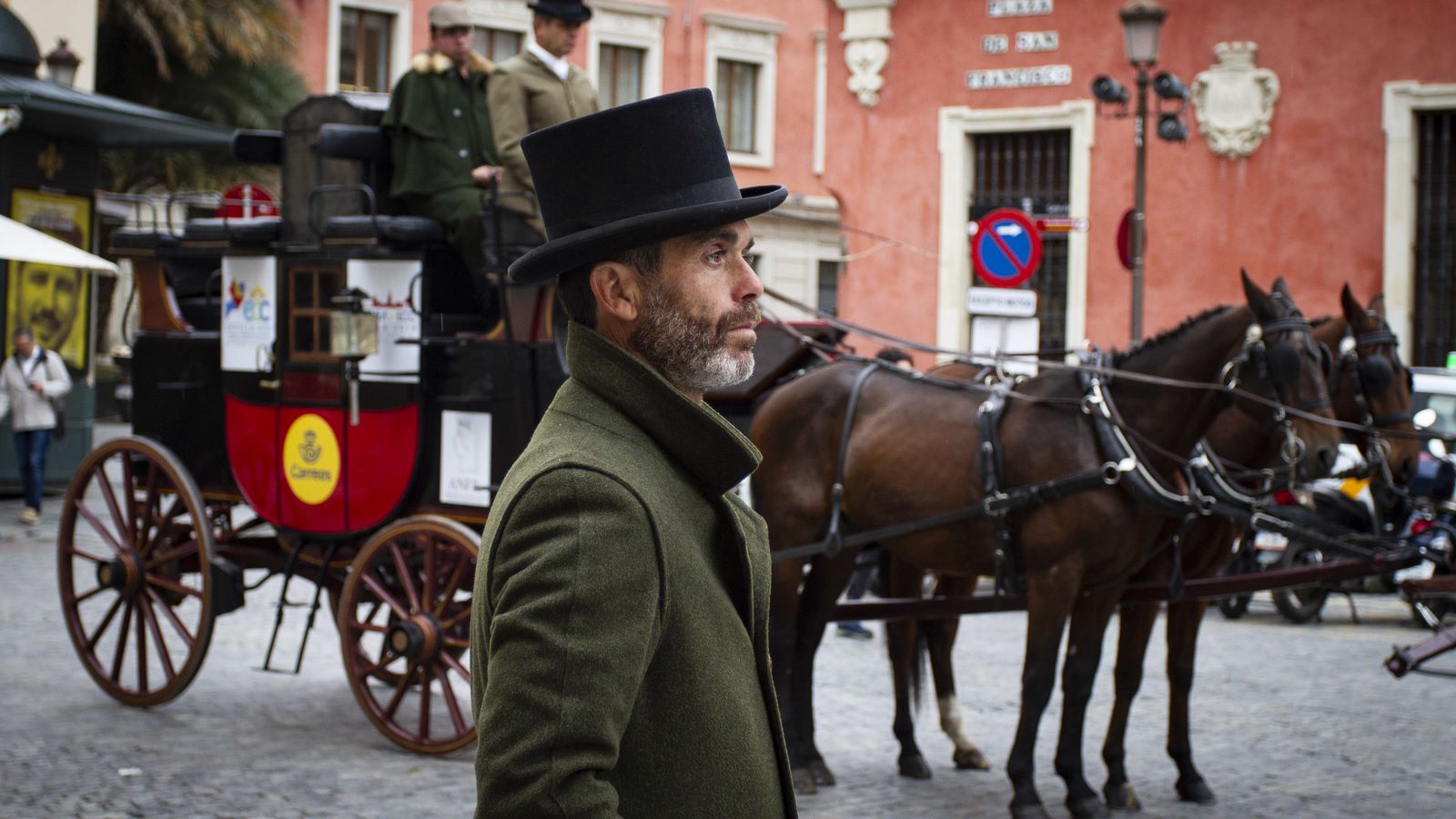 Uno de los cocheros espera a que los usuarios depositen sus cartas.