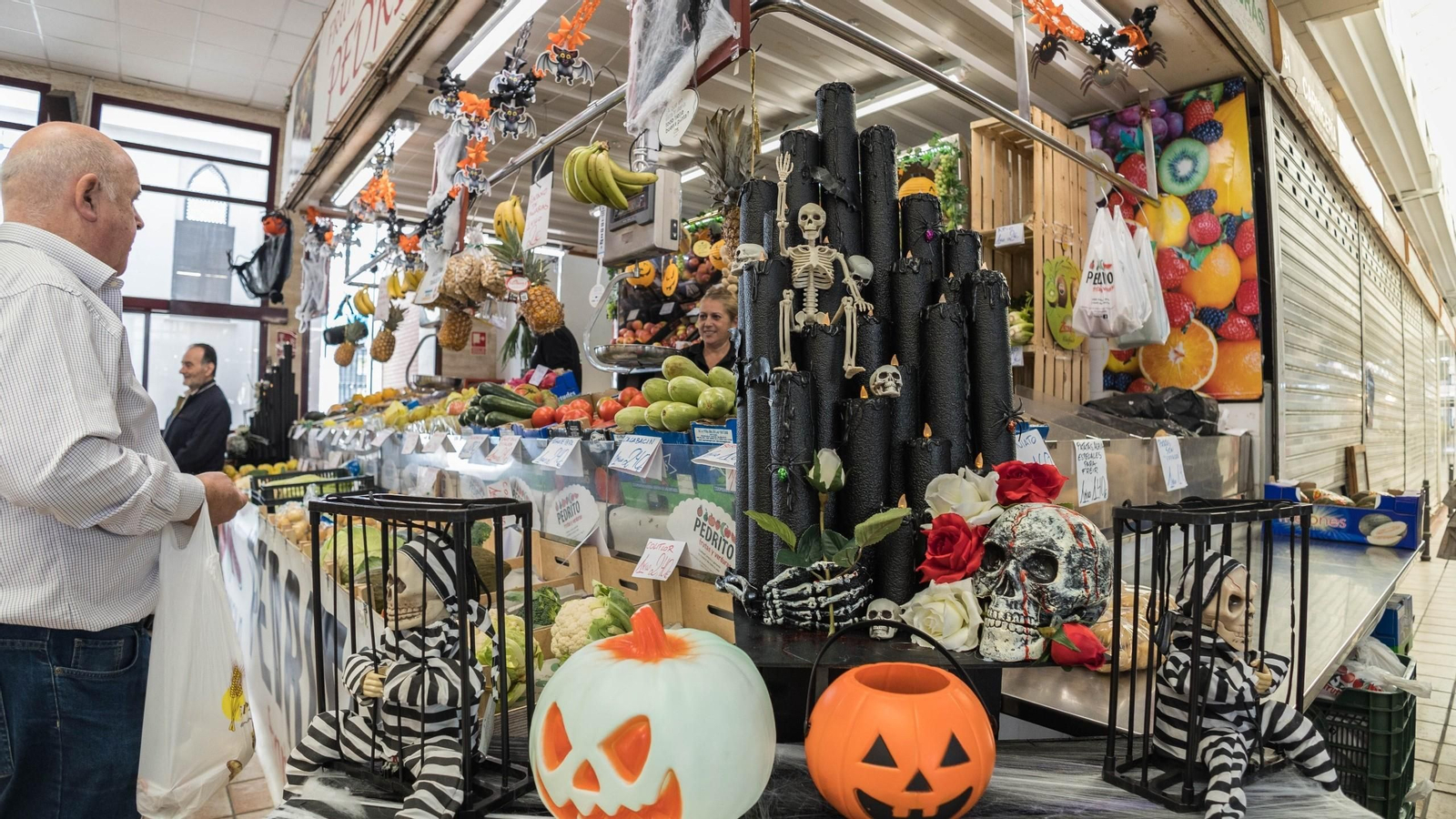 Un puesto del Mercado Central de San Fernando decorado para Halloween