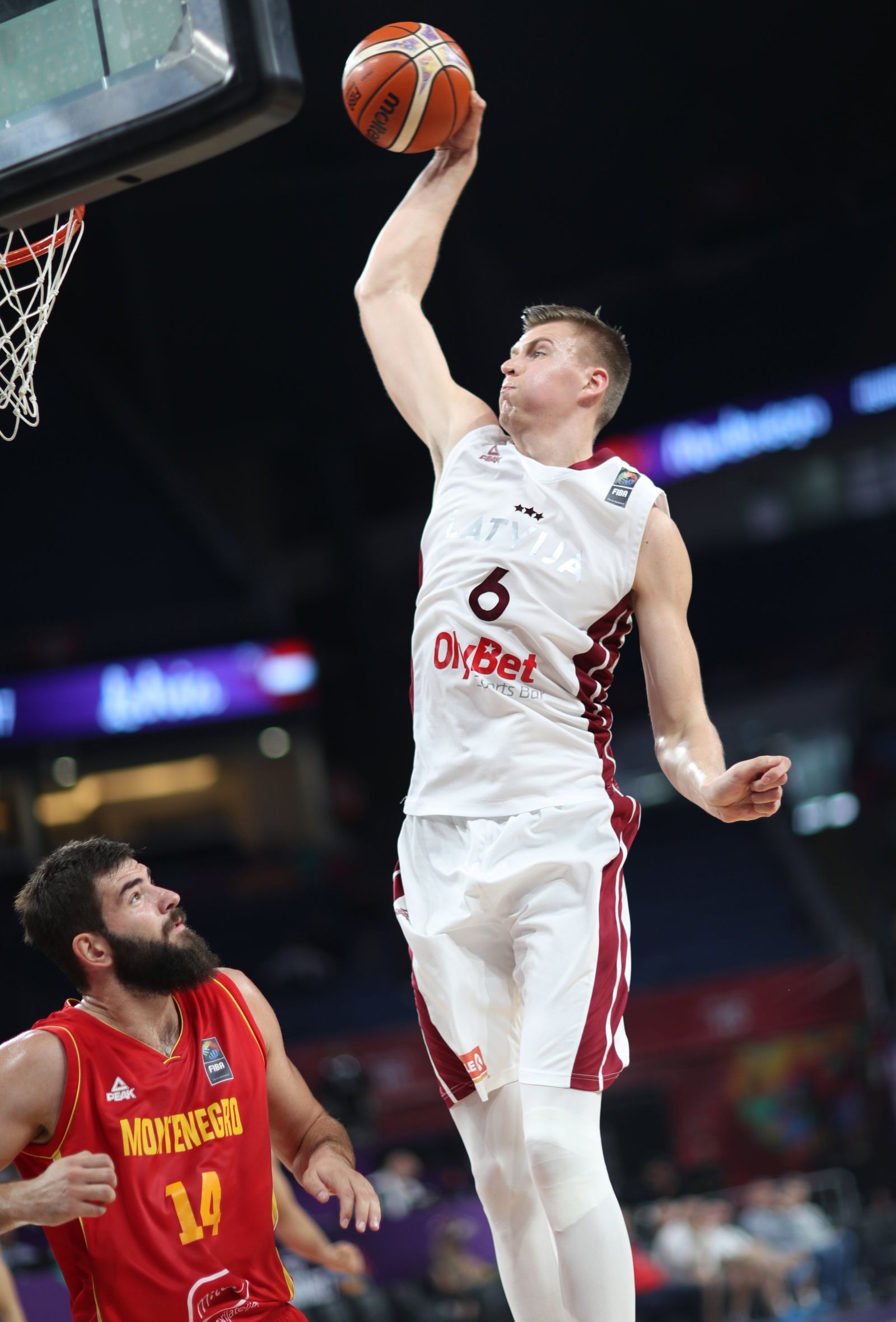 Porzingis entra a canasta.