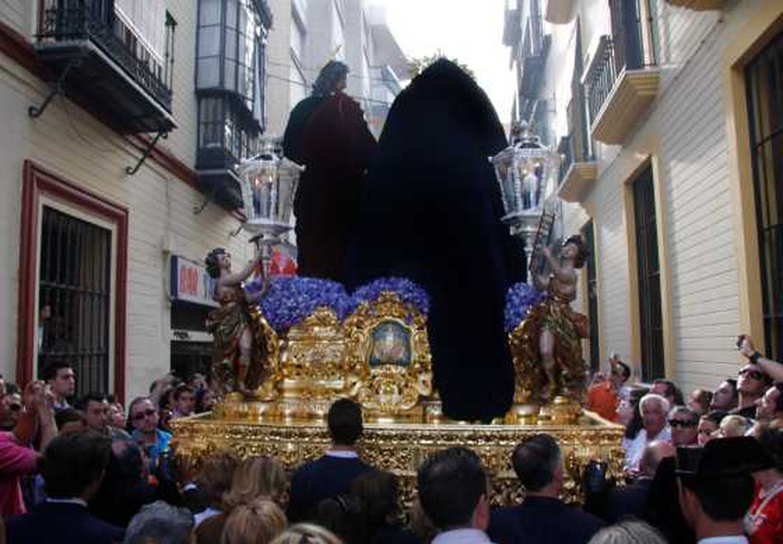 Santa Marta desfila por las calles del centro ante la mirada del público.

Foto: Victoria Hidalgo