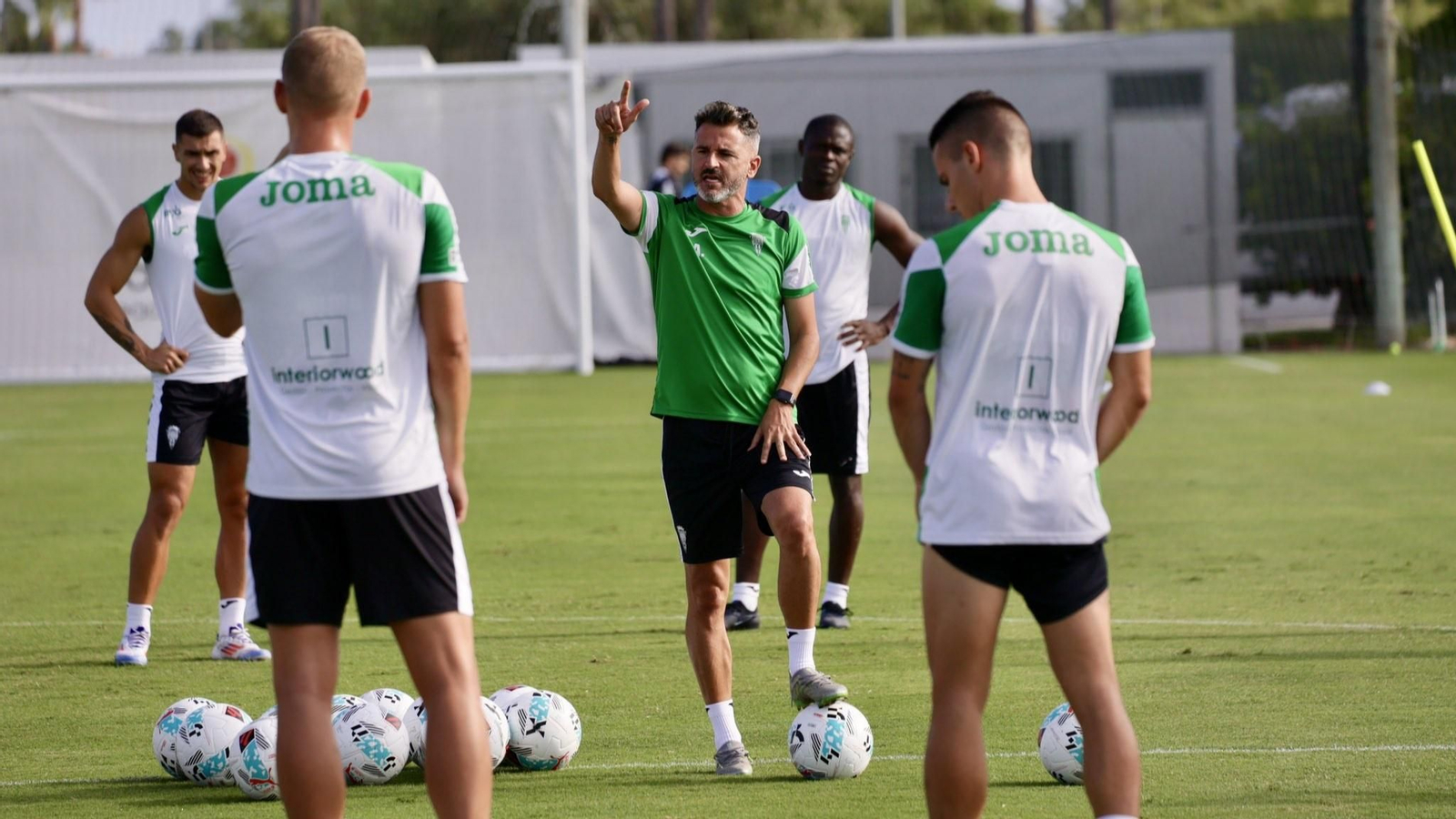 Iván Ania da órdenes a sus jugadores durante la primera sesión en Oliva.