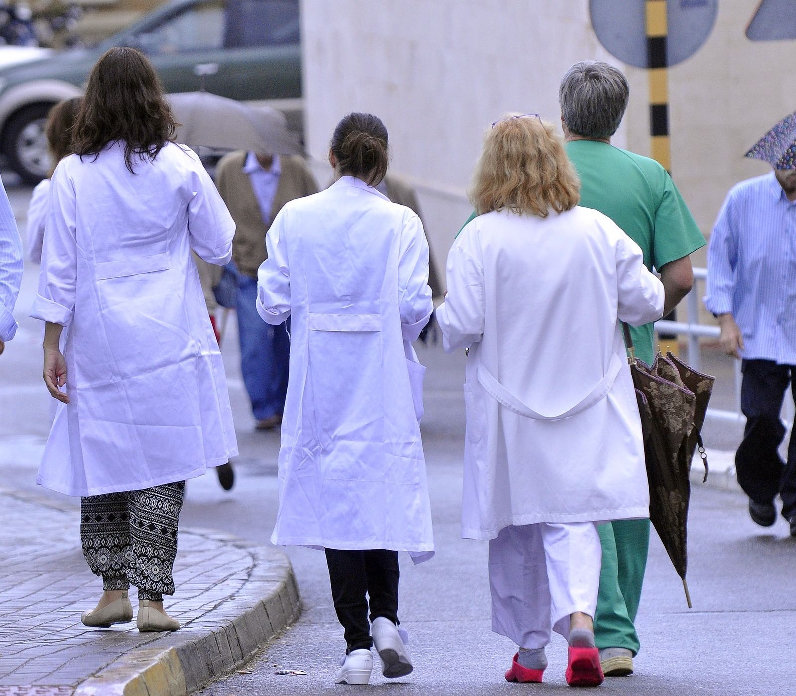 Profesionales sanitarios en los accesos de un centro hospitalario.