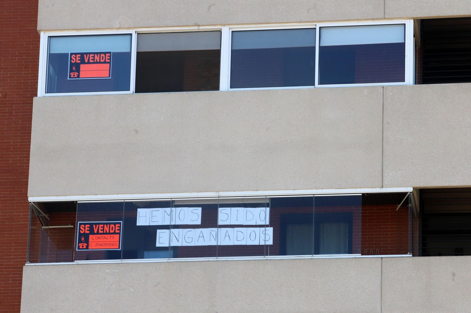 Imágenes de la protesta de los vecinos de Marismas del Polvorín por la construcción de un centro para Proyecto Hombre en vez de la sede de la AAVV Yáñez Pinzón