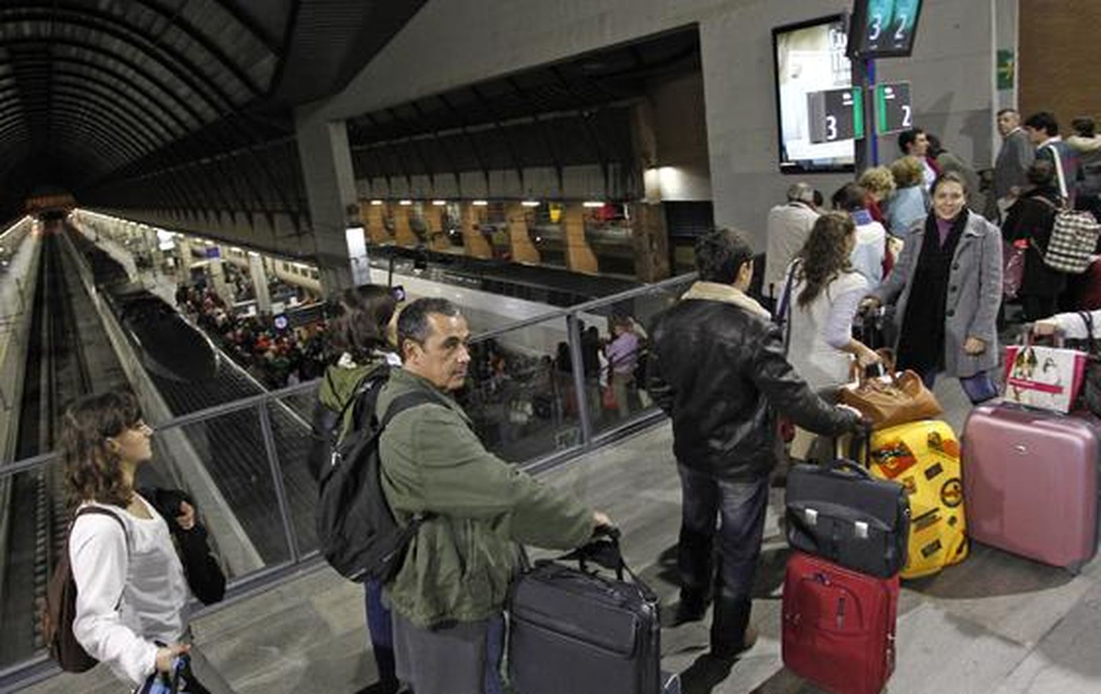 El corte del AVE (durante tres horas) afectó a unos 5.200 pasajeros.

Foto: Antonio Pizarro