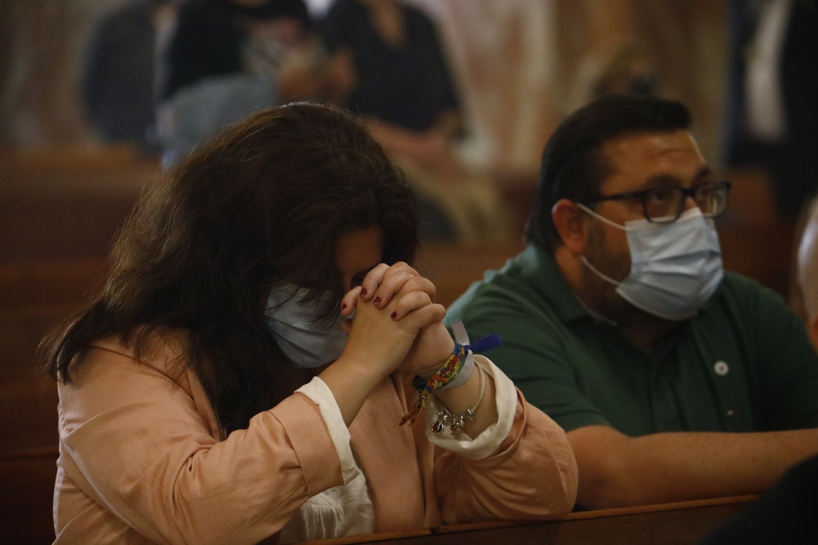 Varias personas rezan en el Santuario de María Auxiliadora.
