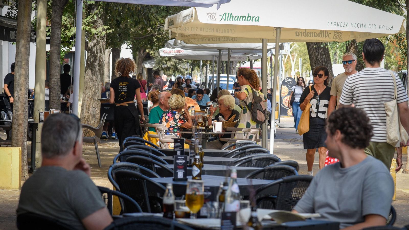 Mesas y sillas en la Alameda de Hércules.