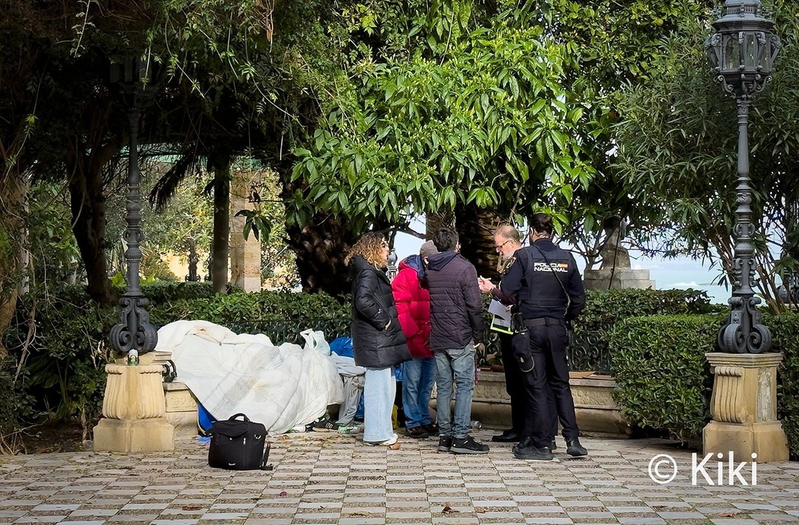 Agentes de la Policía Nacional y el juez, ante el cuerpo de la persona sin hogar fallecida.