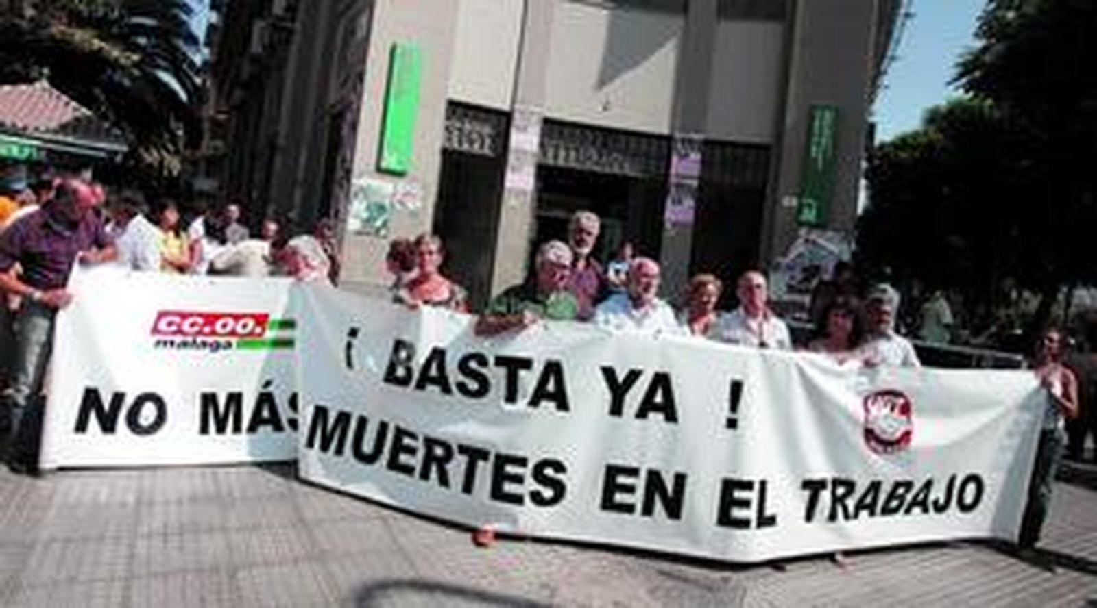 Miembros de UGT y CCOO a las puertas de la Delegación de Empleo, ayer, durante la concentración en repulsa por los accidentes.