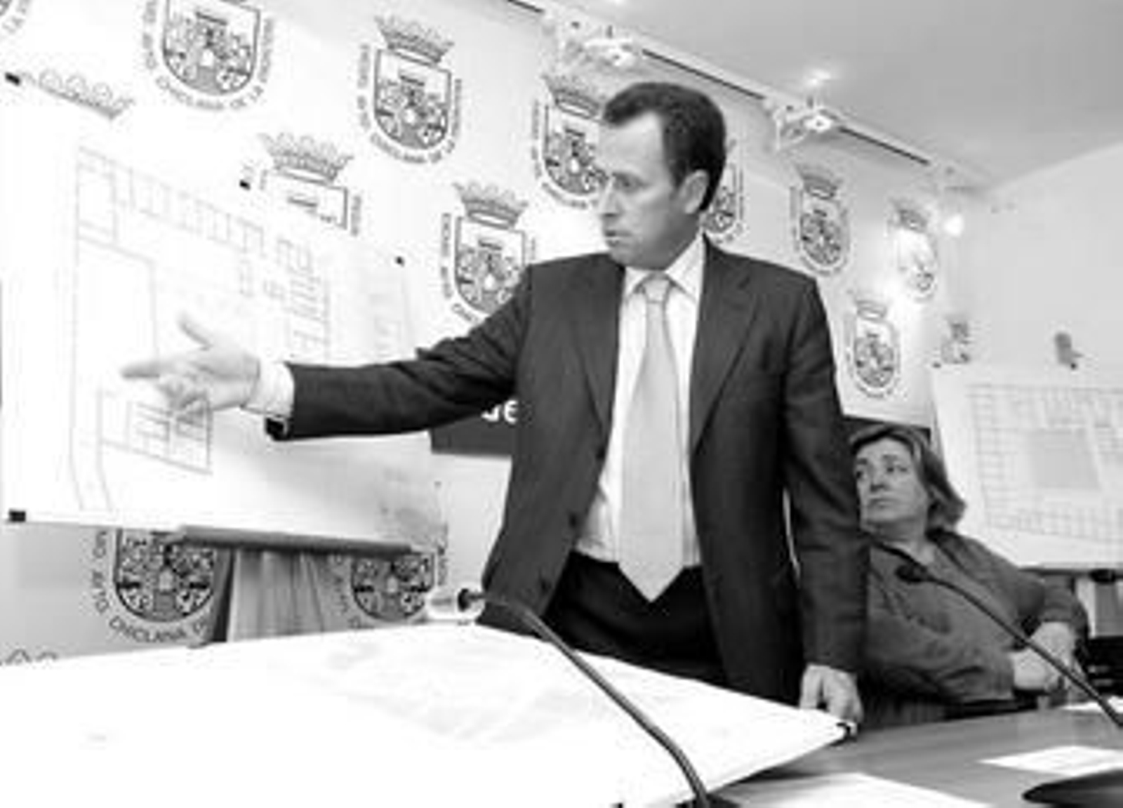 José María Román explica el proyecto del nuevo centro de salud en presencia de la delegada de Urbanismo, Cándida Verdier.