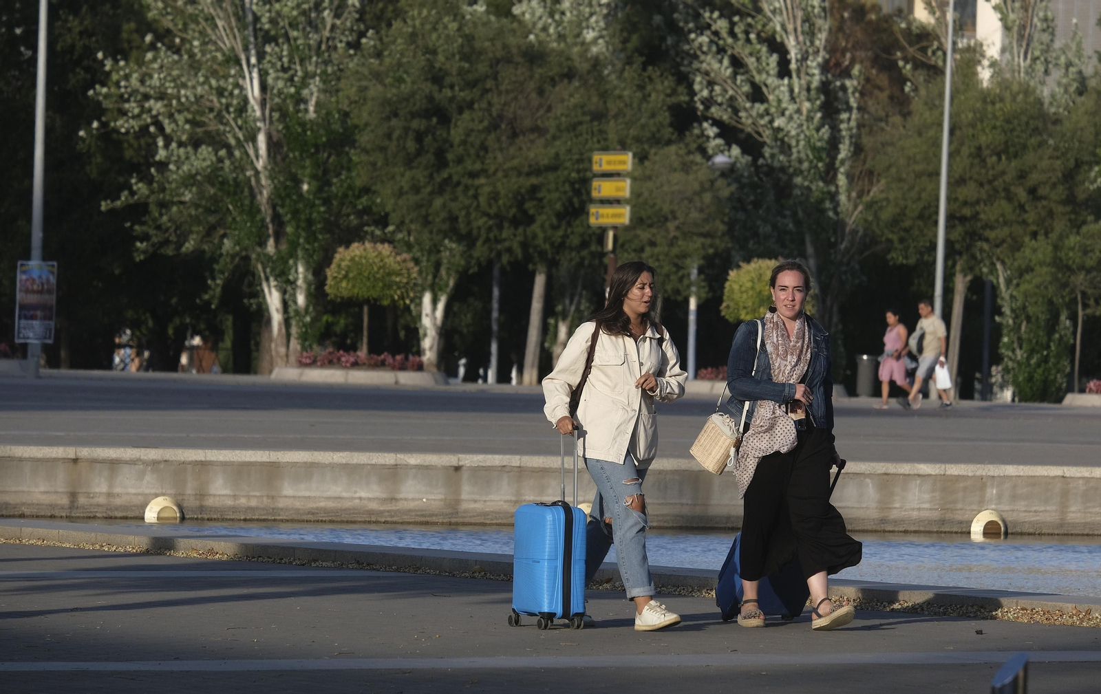 Dos mujeres caminan con sus maletas por el entorno de la estación de Córdoba.
