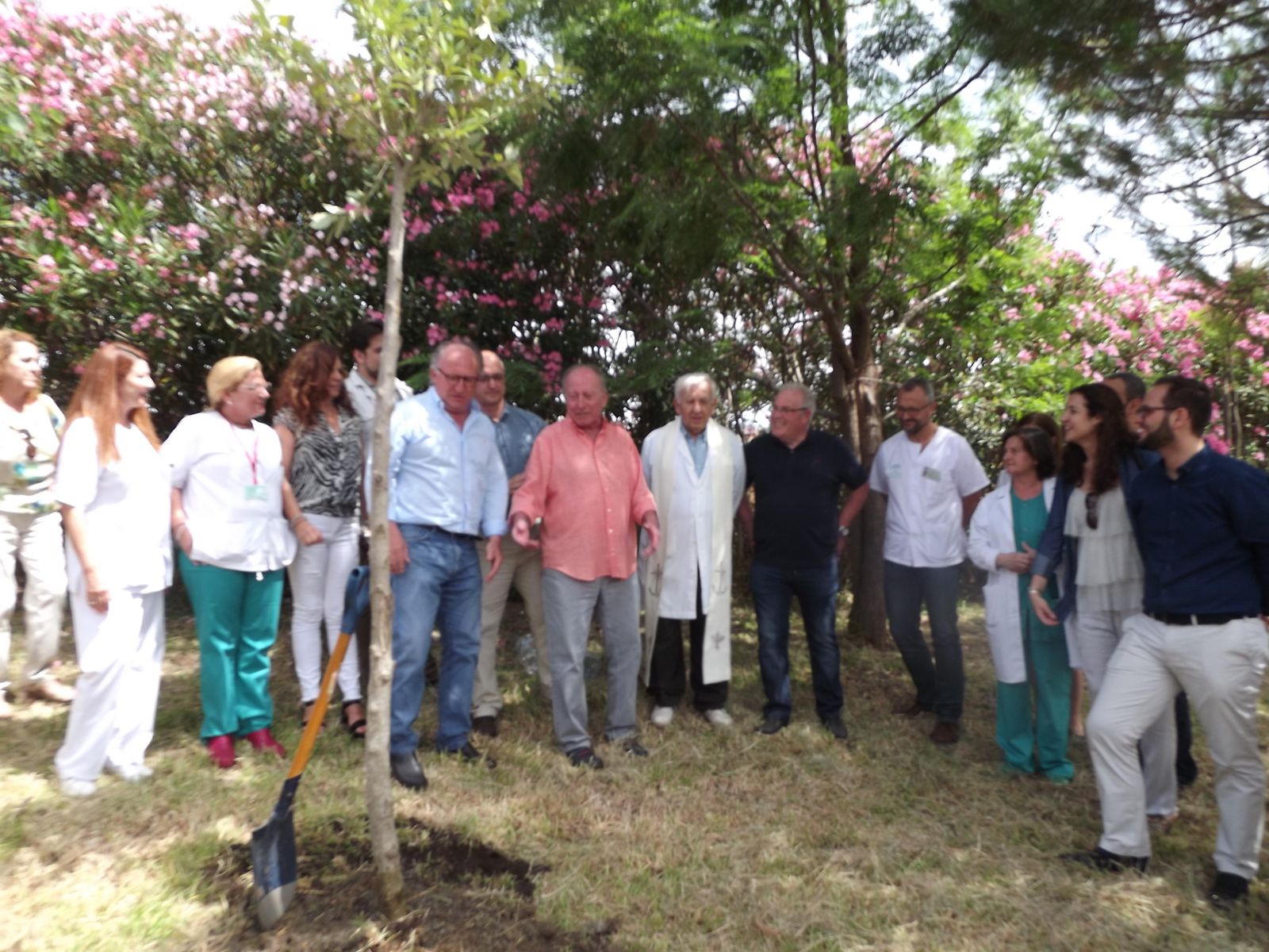 Los representantes políticos y del colectivo Orión, ayer durante la plantación del árbol en Algeciras.