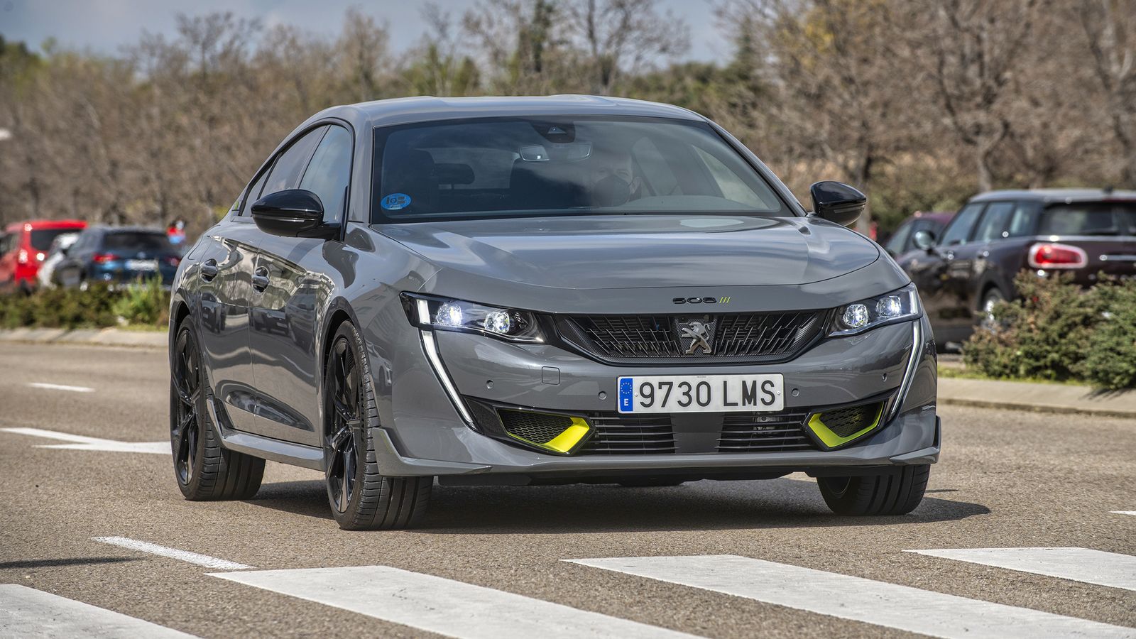 Los apéndices aerodinámicos, entradas de aire frontales y llantas, marcan las diferencias de esta versión.