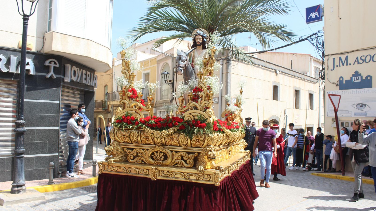 La Borriquita a su paso por la calle Isabel la Católica, en Vera.