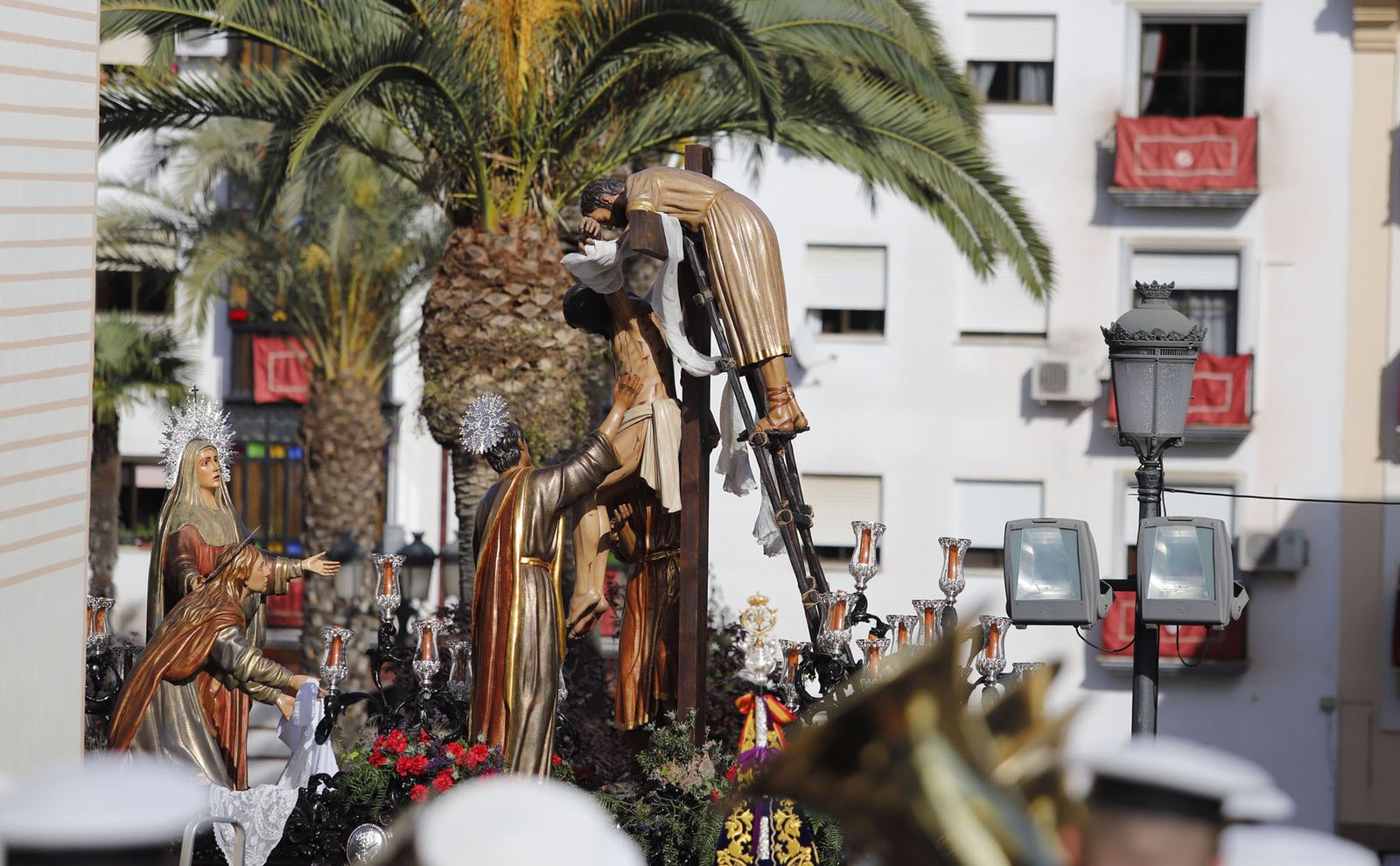 La Hermandad del Descendimiento en su recorrido por las calles de Huelva el Viernes Santo