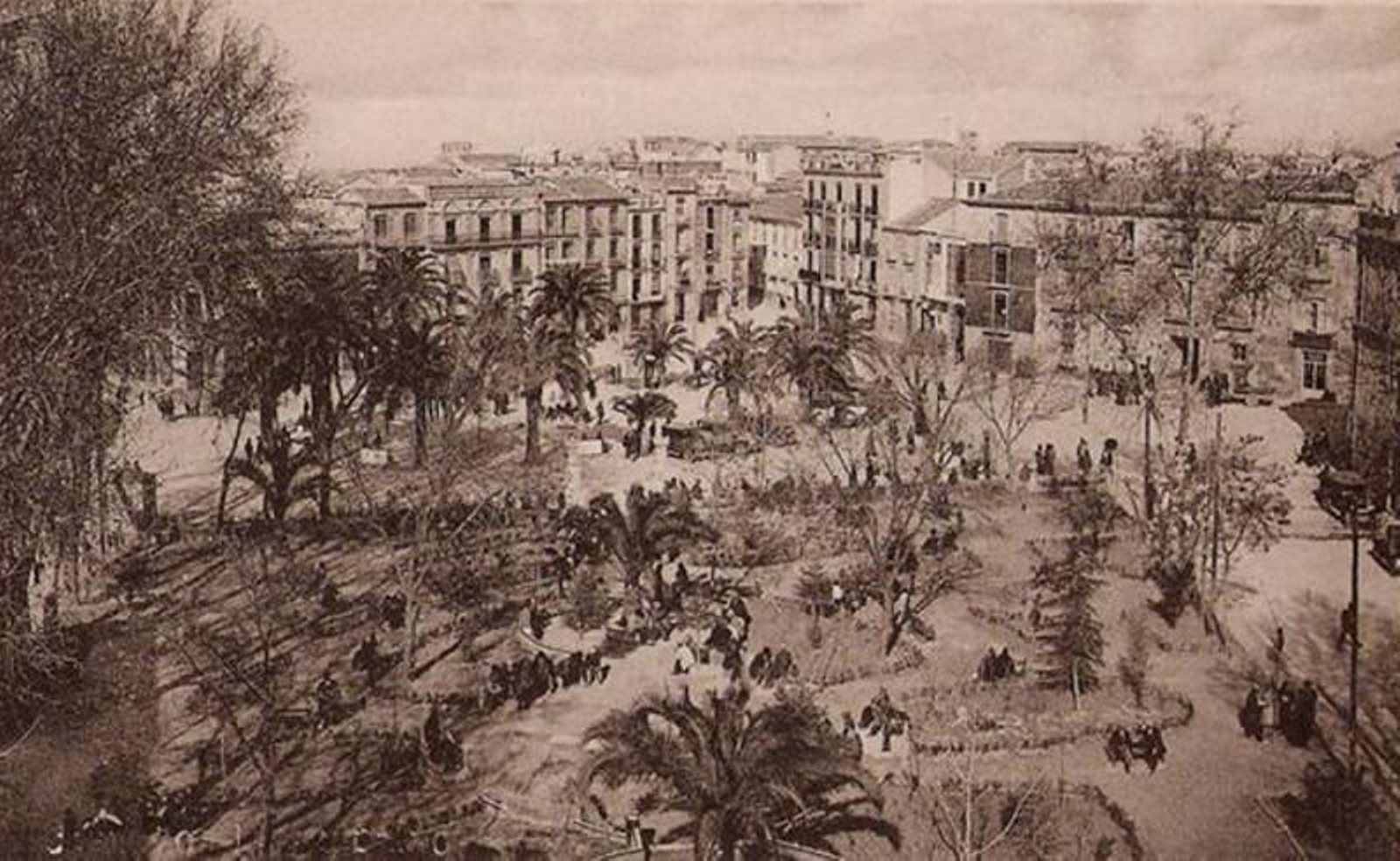 Imagen aérea en la que se aprecia la actual Plaza de la Constitución y la Plaza Deán Mazas cuando estaban juntas. Imagen aérea en la que se aprecia la actual Plaza de la Constitución y la Plaza Deán Mazas cuando estaban juntas.