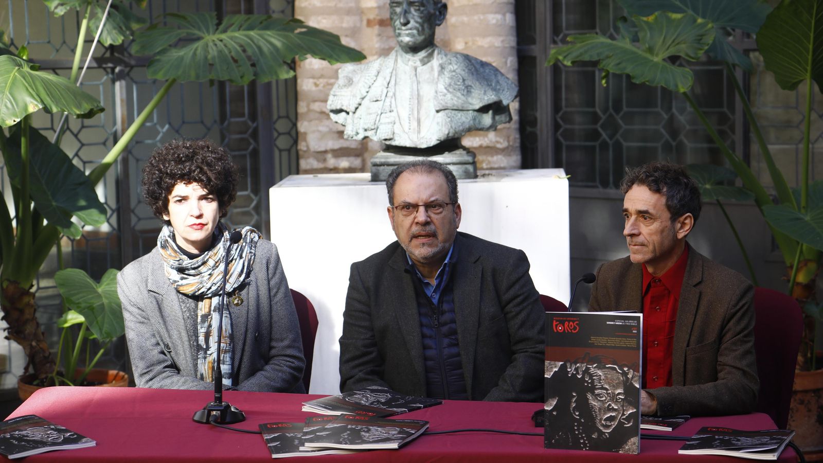 María Parejo, Paco Aguado y Fernando González Viñas presentan el boletín de loterías y toros en el Museo Taurino.