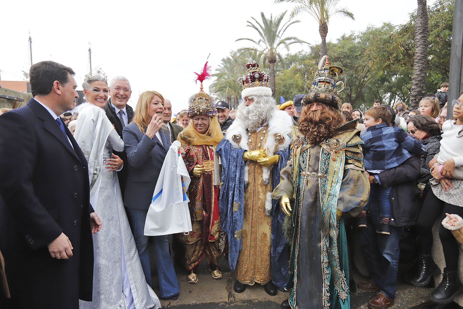 Imágenes de la mágica llegada de los Reyes Magos y la Estrella de la Ilusión a Huelva en barco