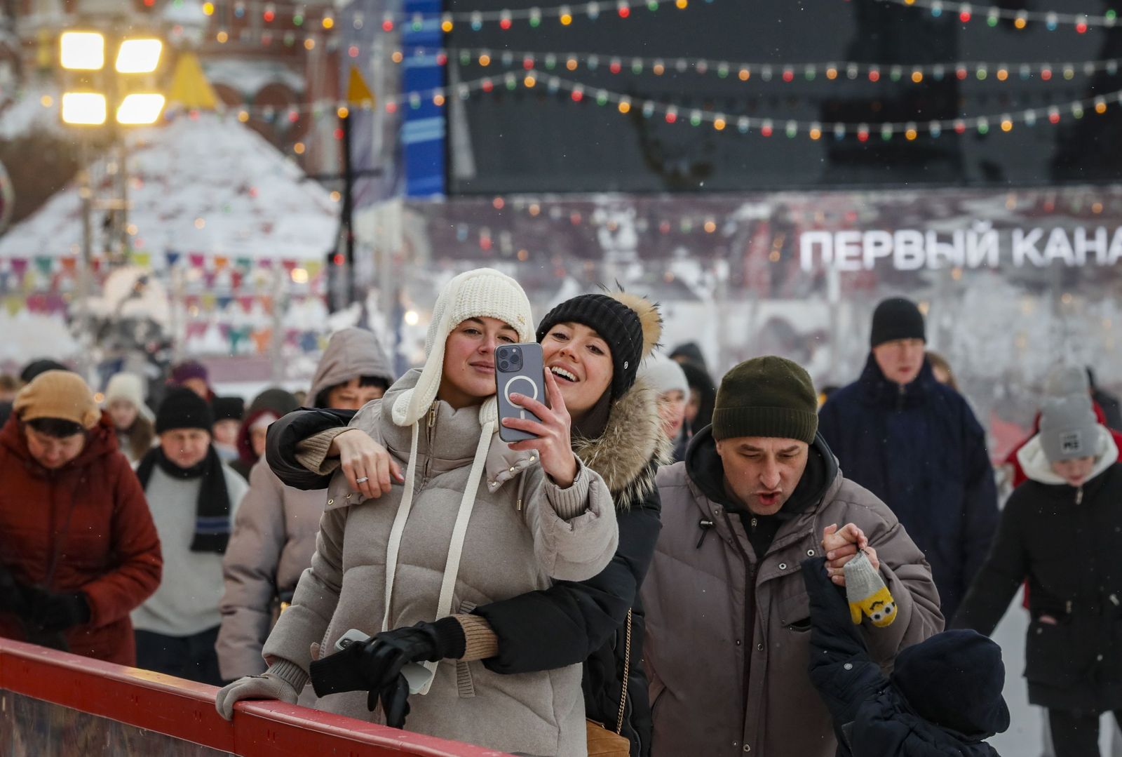 Nieve, Navidad, decoración, hielo y frío en Moscú
