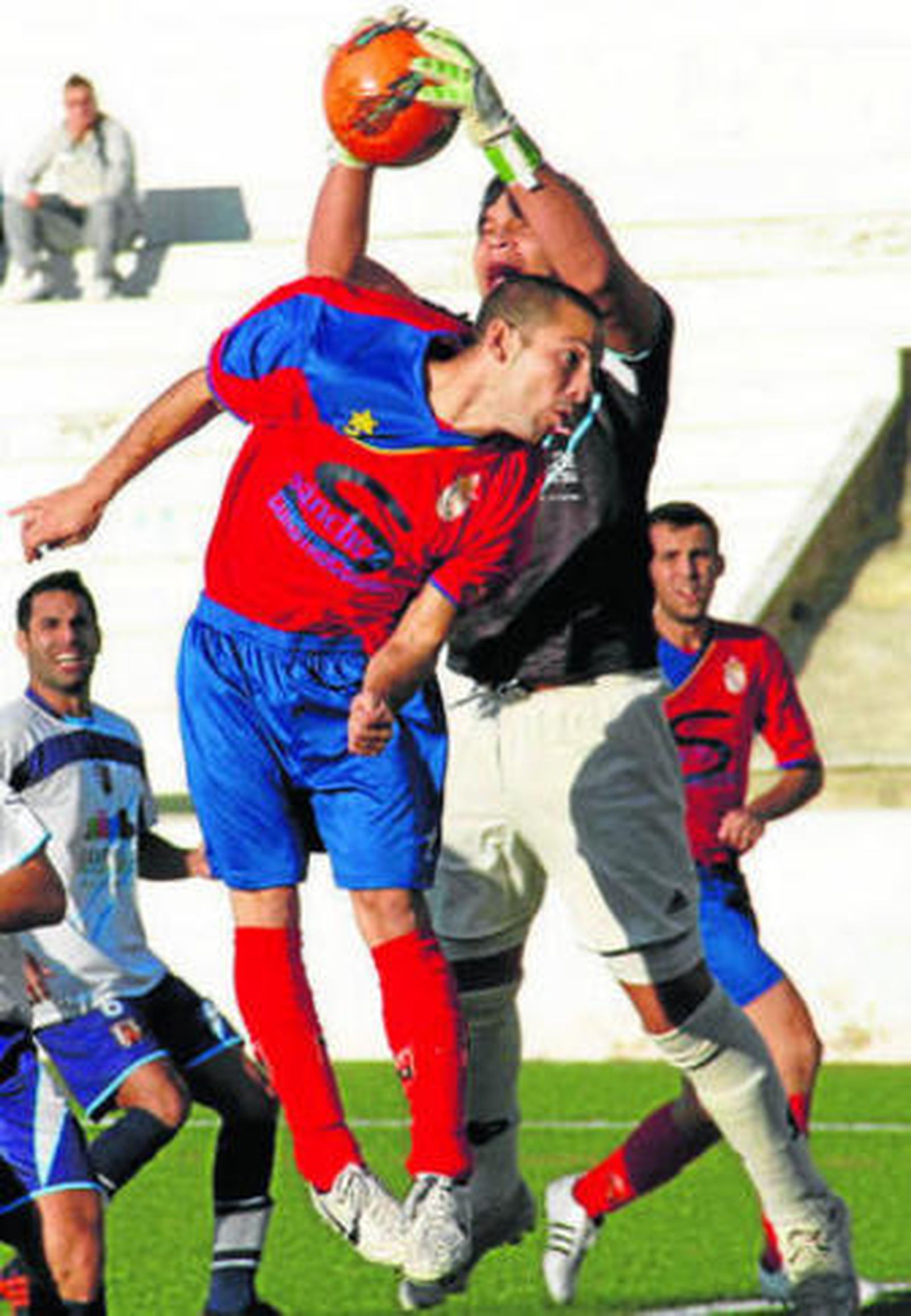 El portero Fermín se adelanta al remate de un delantero local.