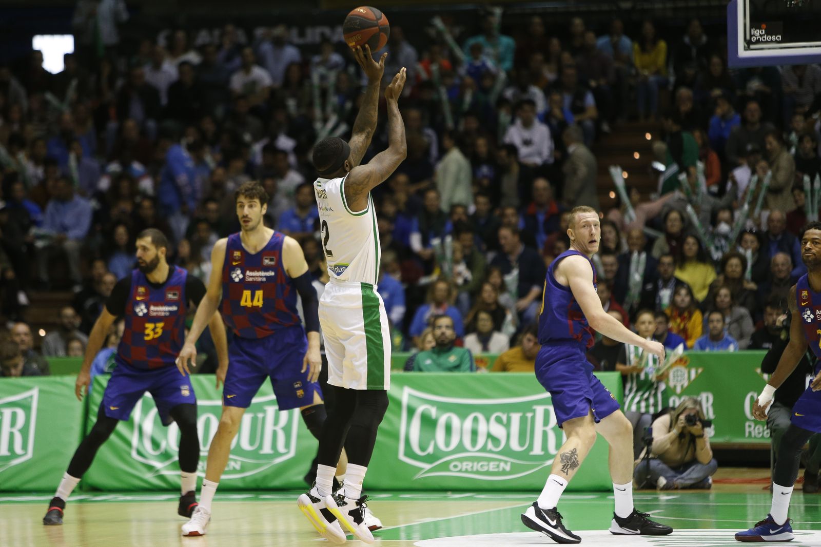 KC Rivers lanza un triple ante la mirada de varios jugadores del Barcelona