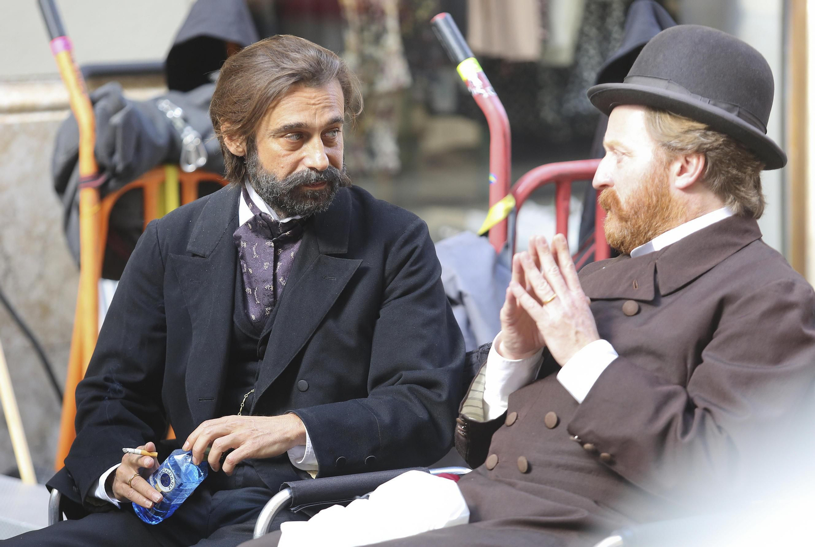 El actor Jordi Mollá conversa con otro entre tomas del rodaje.