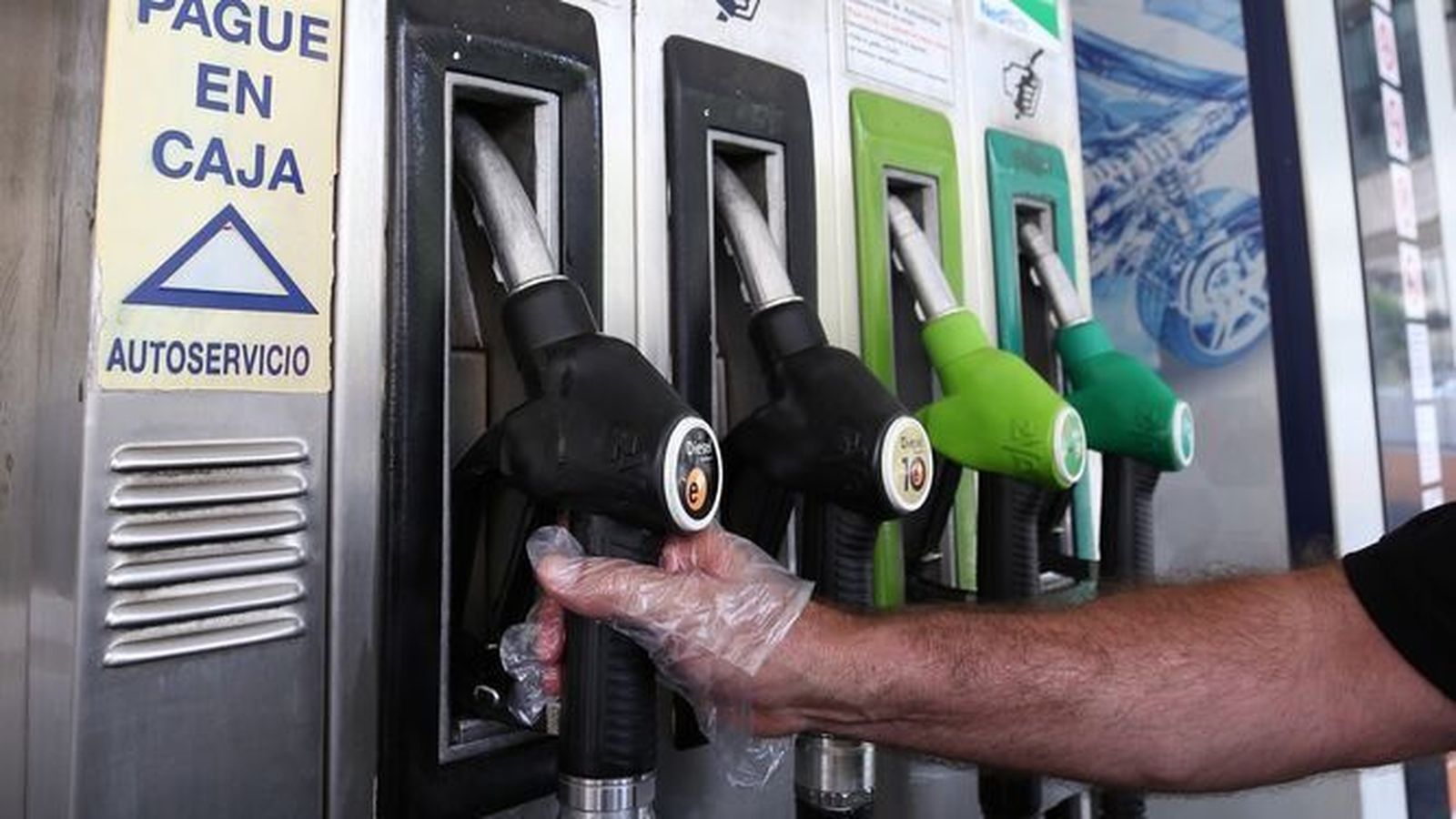 Detalle de un surtidor en una gasolinera de Sevilla.