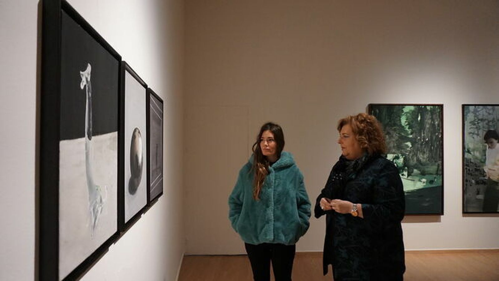 La autora de la exposición, Julia Santa-Olalla, posa junto a la diputada de cultura Fátima Gómez.