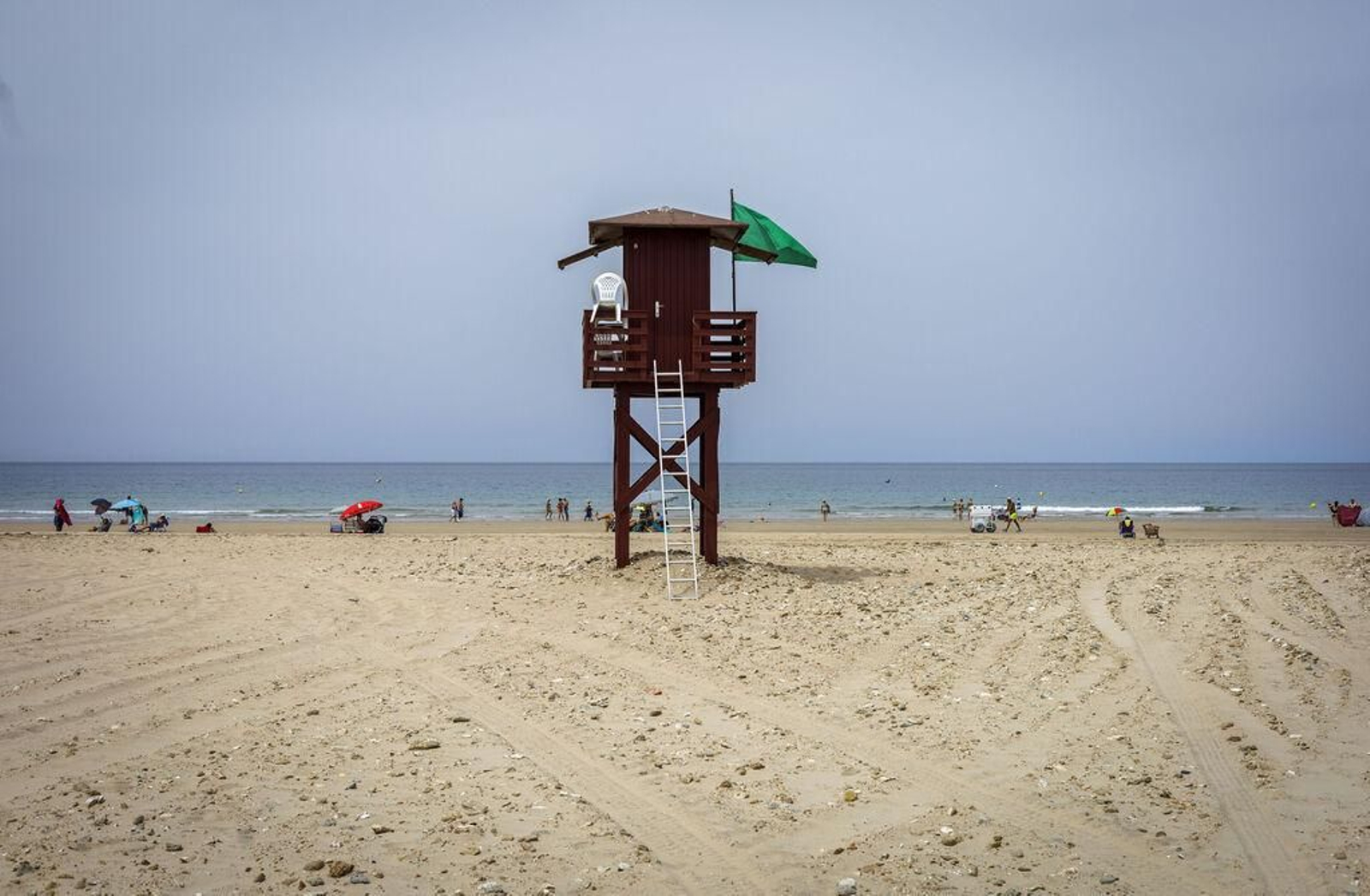 Una torreta de vigilancia en la playa de Cortadura de Cádiz