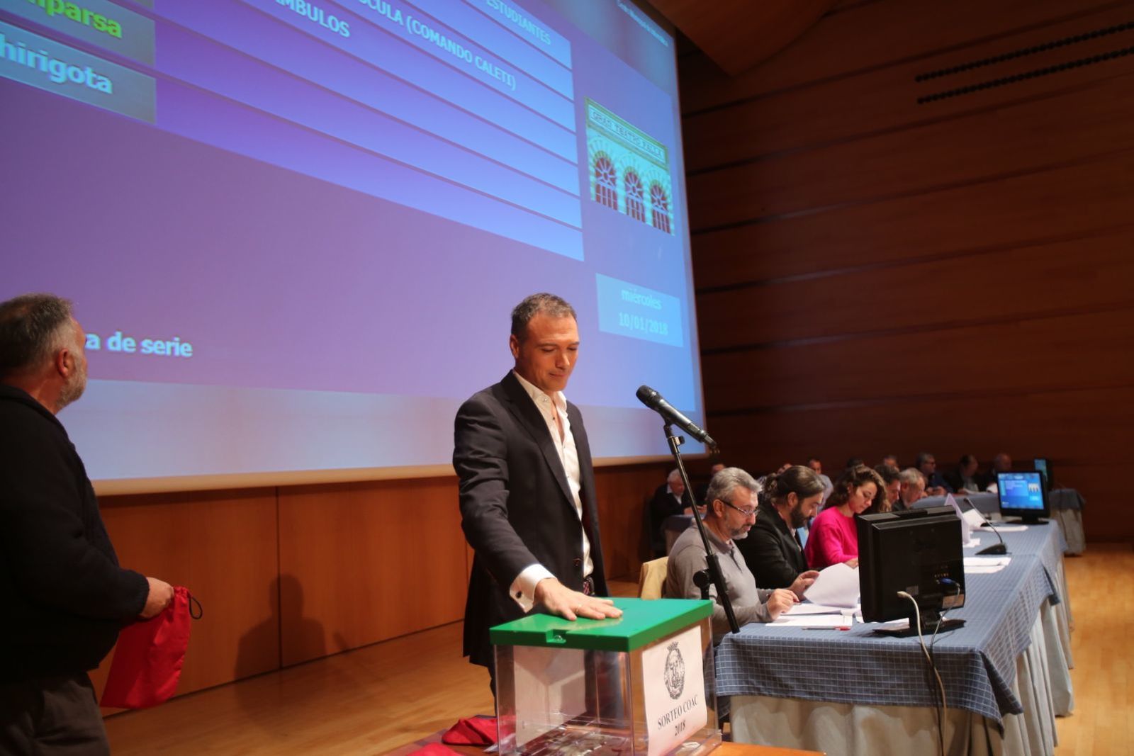 Enrique Miranda ejerció de mano inocente en el sorteo.