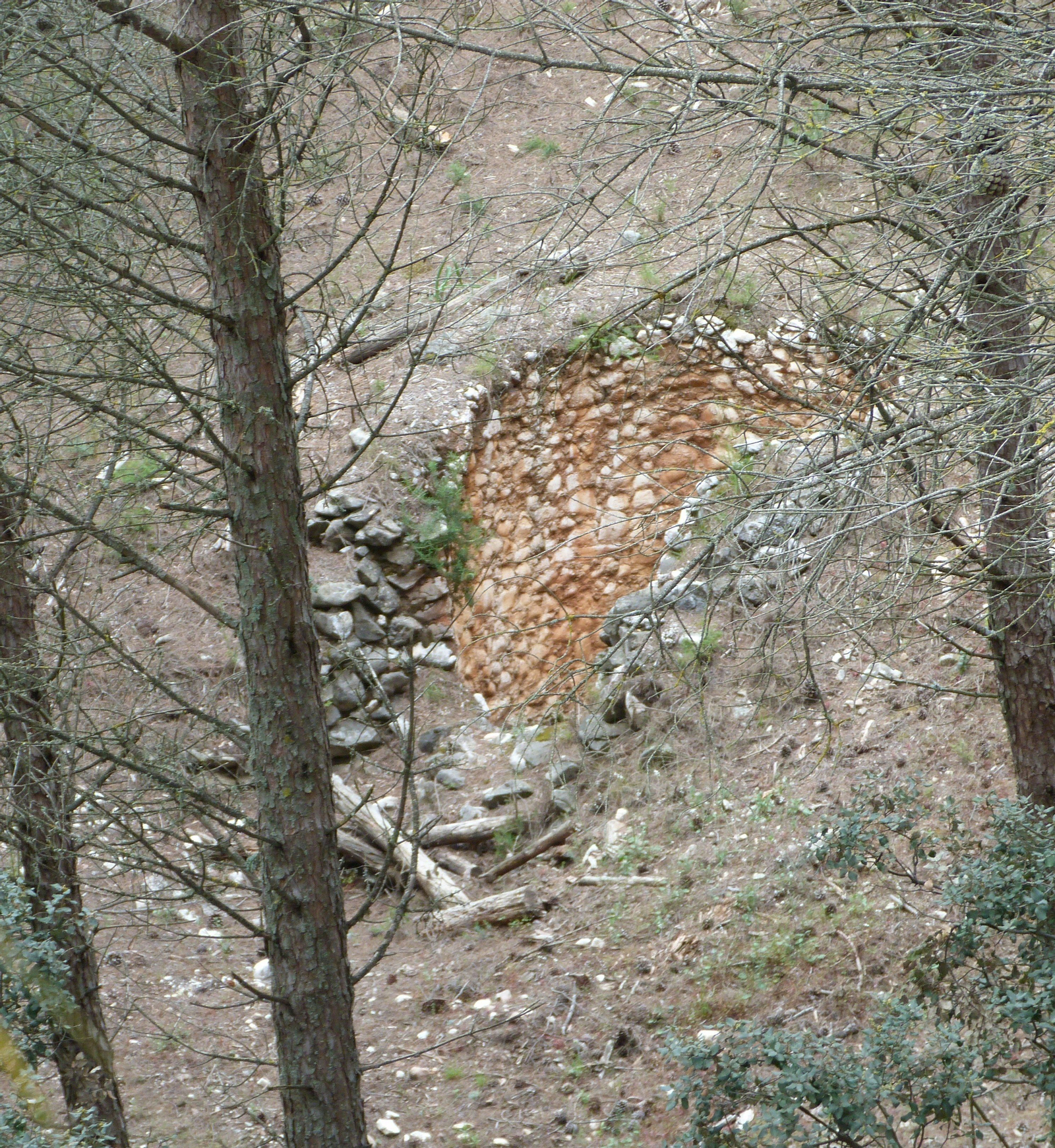 En el camino encontraremos restos del pasado, como esta calera.