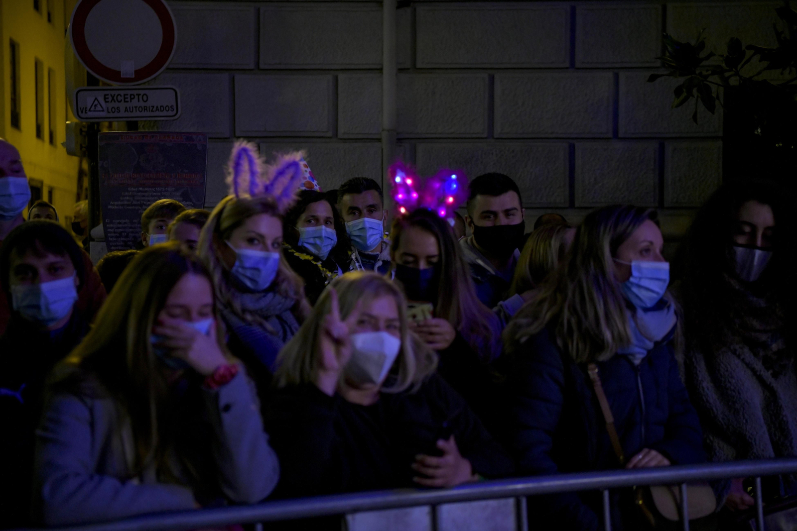 Así fue la Nochevieja 2021 en Granada, en imágenes: uvas en una Plaza del Carmen vallada y ambiente de fiesta en la calle