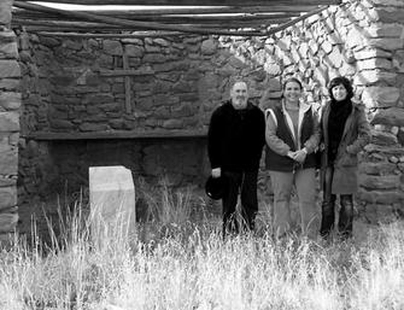 Los descendientes del diputado Pedro Bautista Pino junto a sus restos.