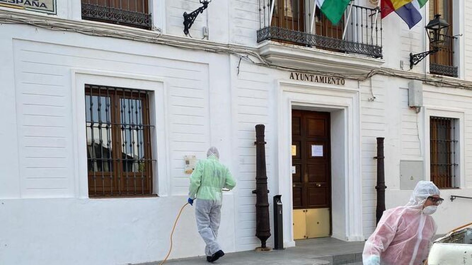Tareas de desinfección ante el Ayuntamiento de Salteras, durante el confinamiento.