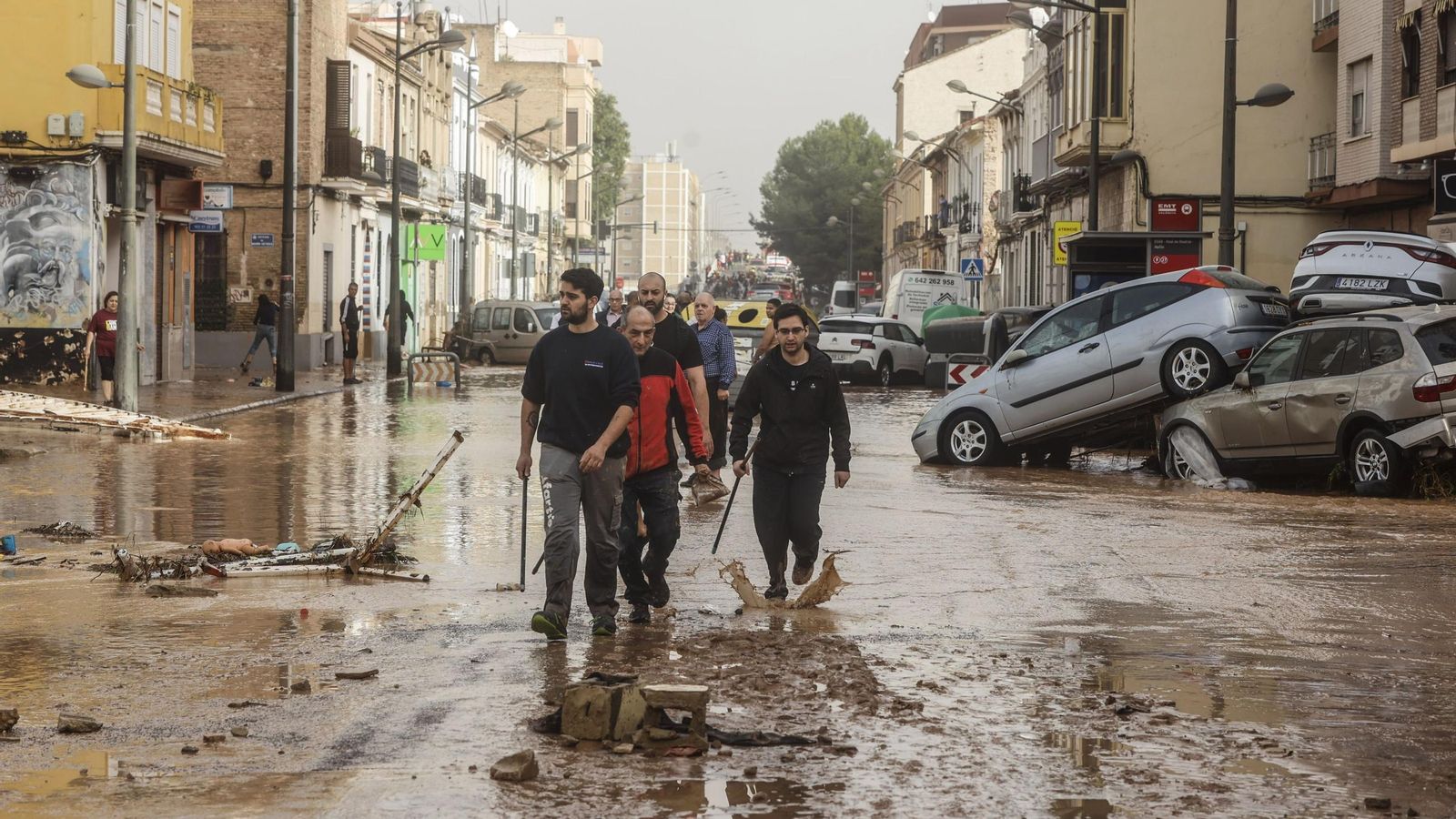 Así han quedado las calles de Valencia: desolación, barro y coches amontonados