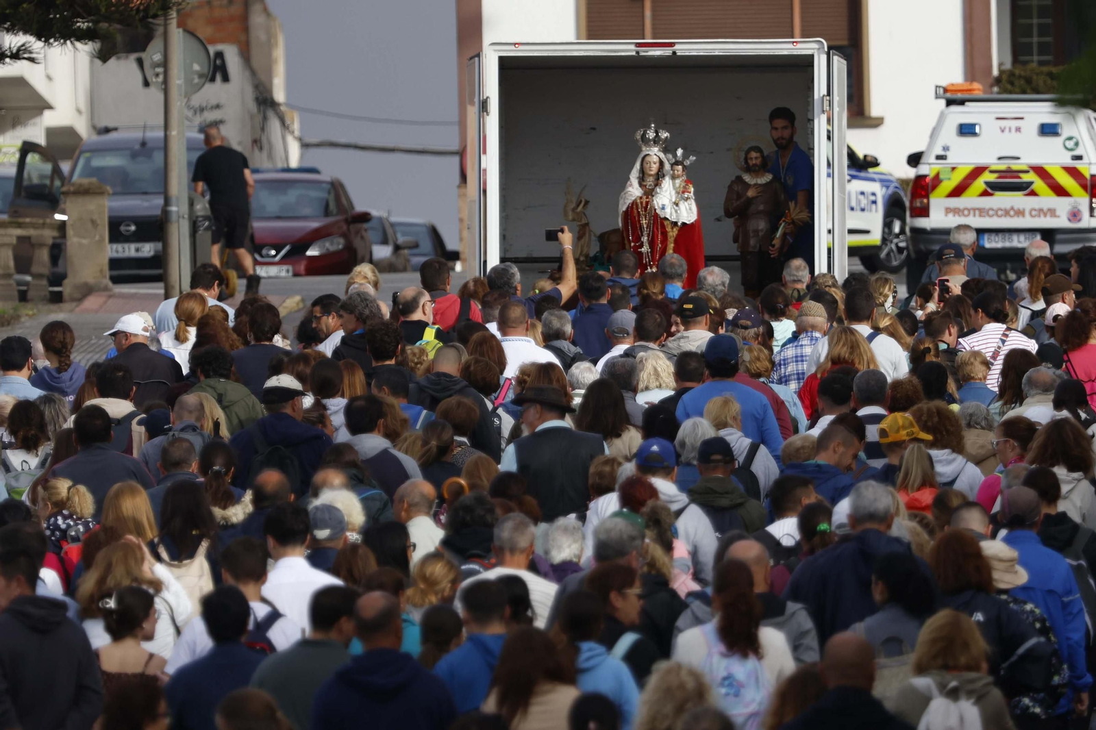 La Virgen de la Luz, patrona de Tarifa, regresa a su santuario entre el fervor y la lluvia