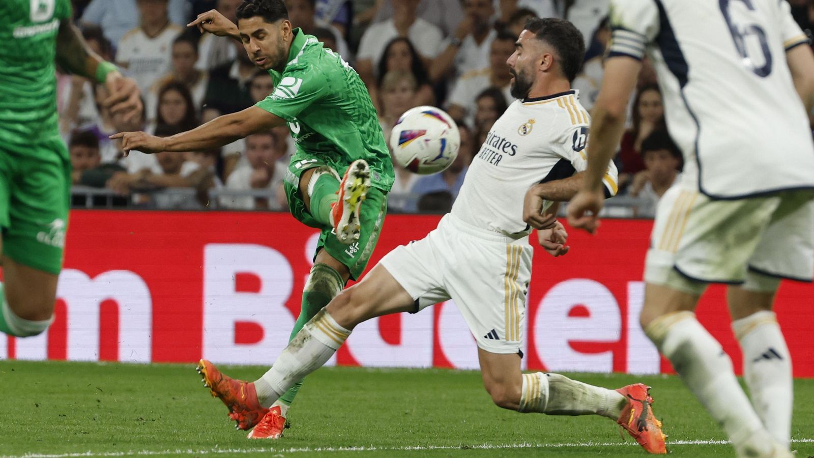 Ayoze se saca el disparo ante Carvajal.