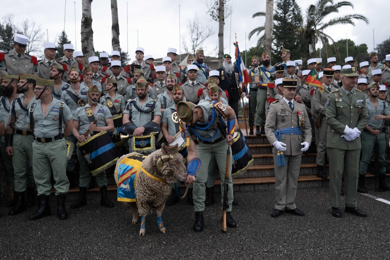 Entrega del 'Képi blanc' a los nuevos efectivos de la Legión Extranjera francesa en Ronda, en imágenes