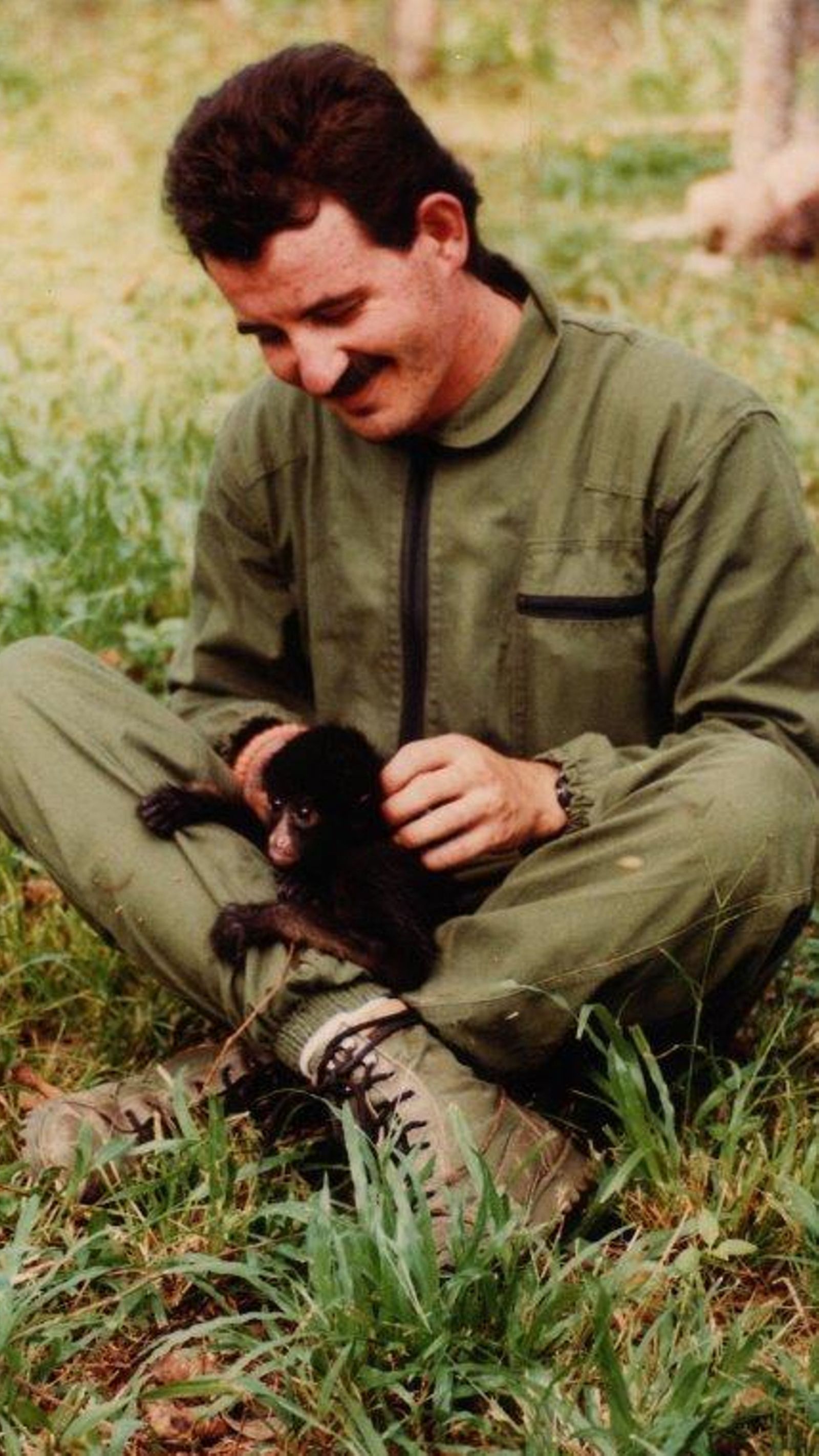 Con un pequeño mono en el Amazonas. Con un pequeño mono en el Amazonas.