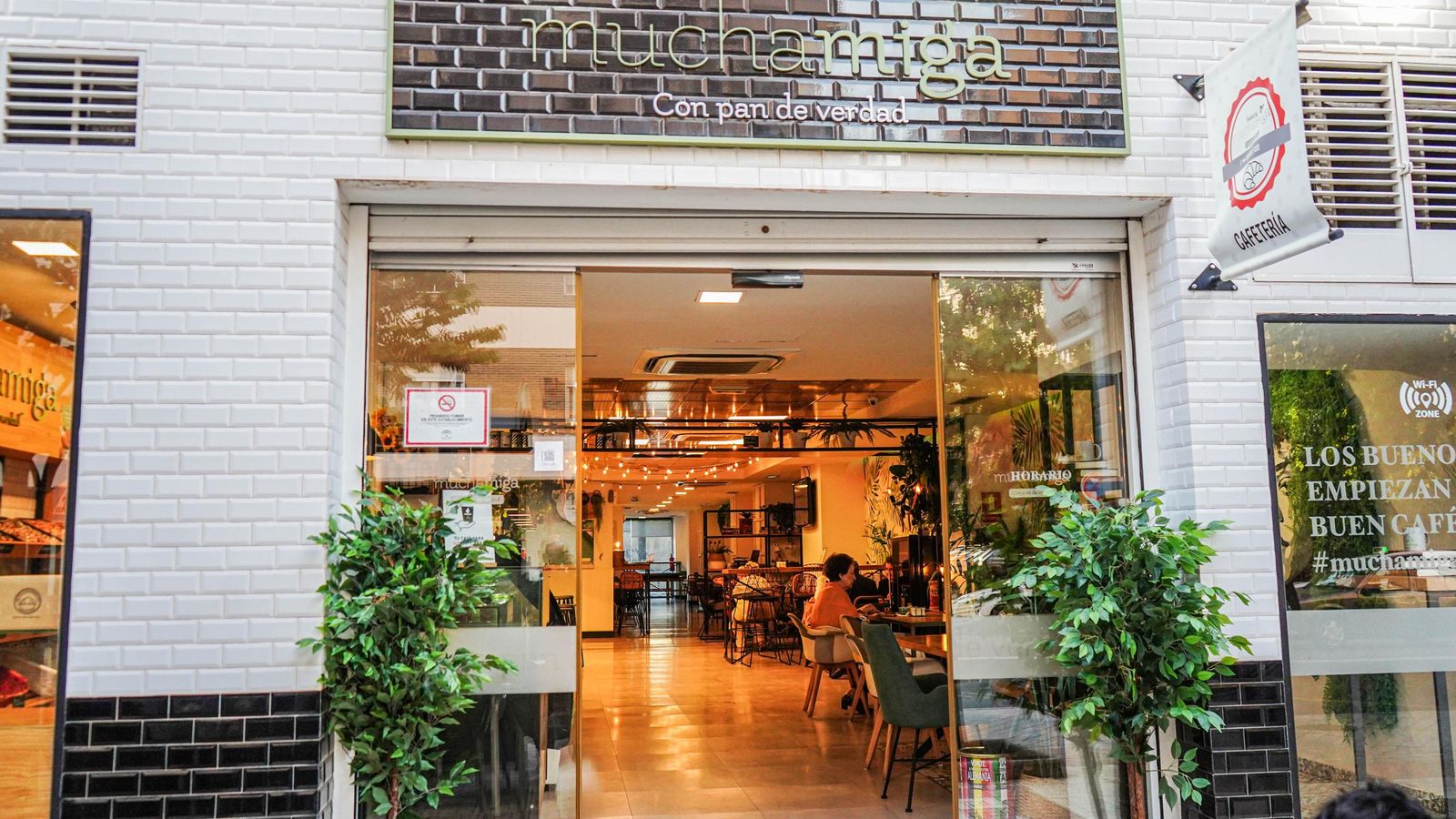 La baery coffe se ubica en la calle Poeta Manuel de Góngora.