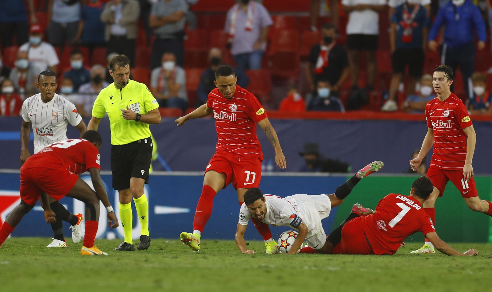 Jesús Navas cae derribado por Capaldo ante el árbitro Kulbakov.
