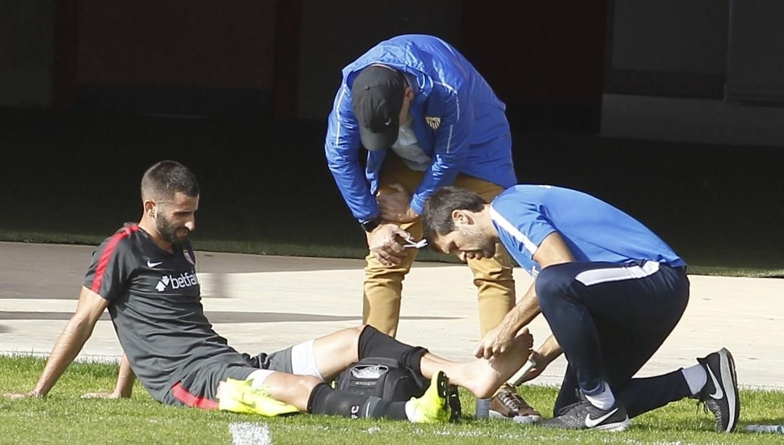 Los médicos atienden a Gonalons tras retirarse por un golpe en el partidillo.