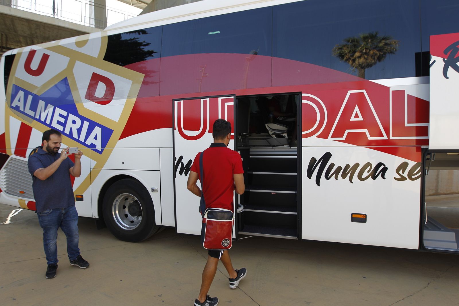 Fotogalería salida jugadores U.D. Almería con destino San Pedro del Pinatar