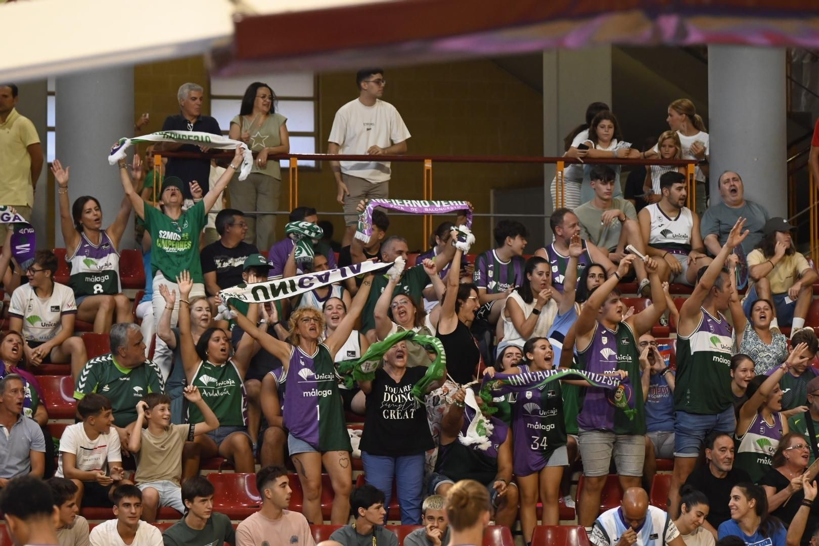 Las mejores fotos del ambiente en Vista Alegre para el Covirán Granada - Unicaja Málaga