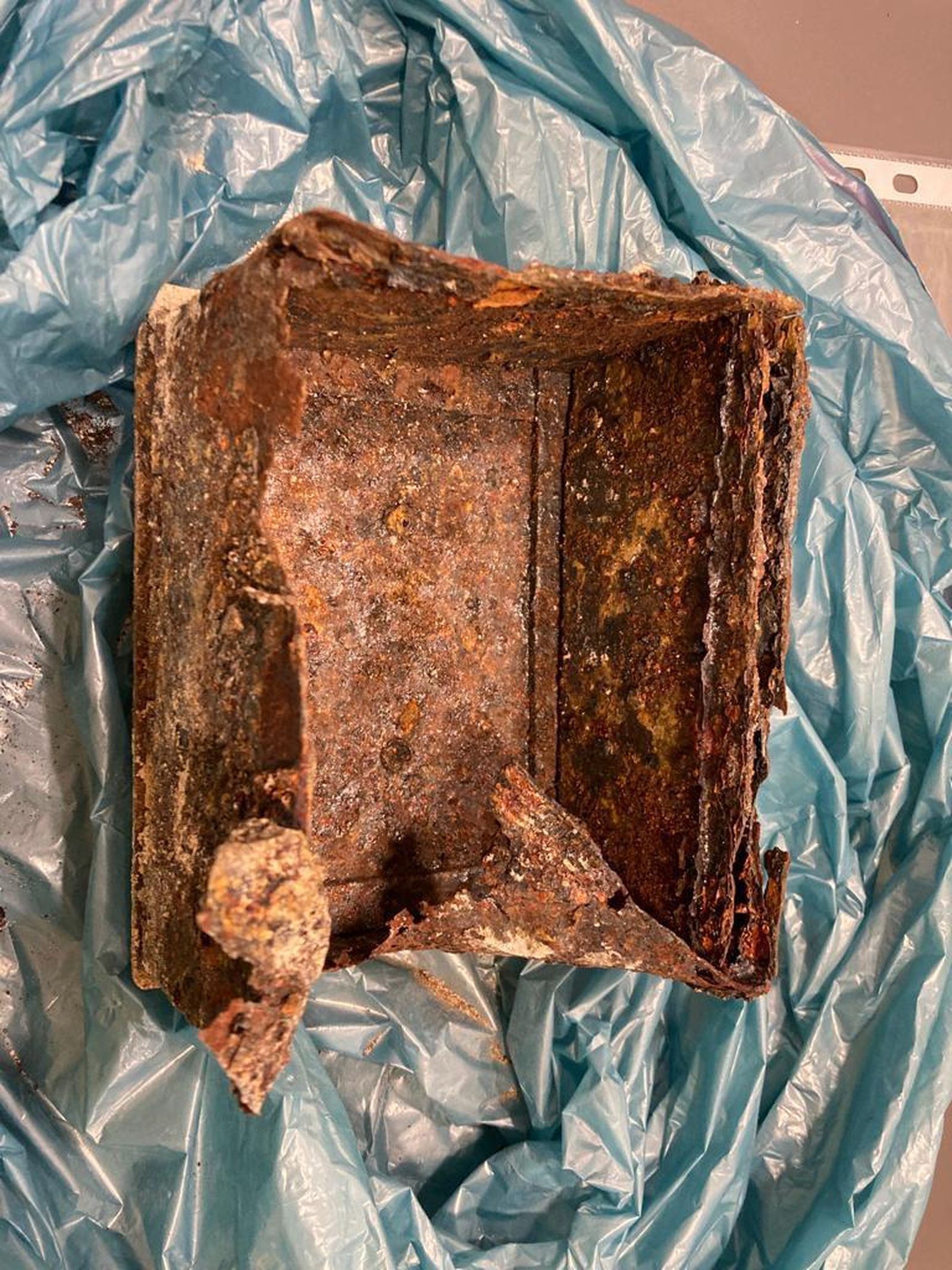 Parte inferior rota de la caja de caudales hallada durante las obras de la plaza del Rey.