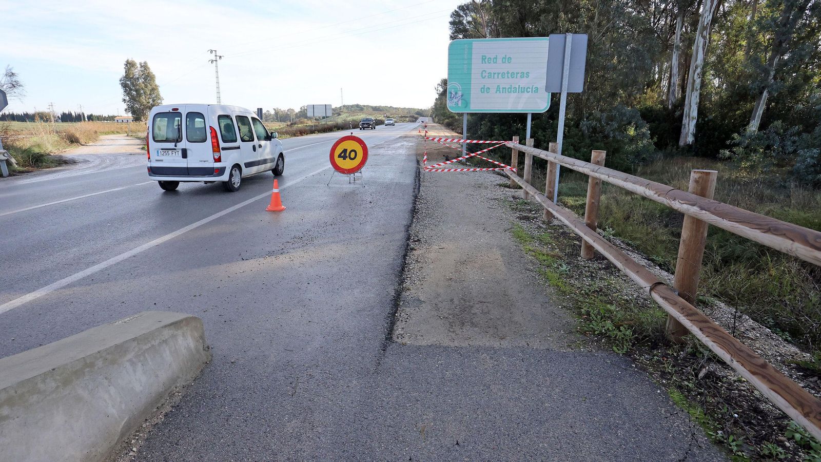Un vehículo pasa por la zona en obras de la A-2003.