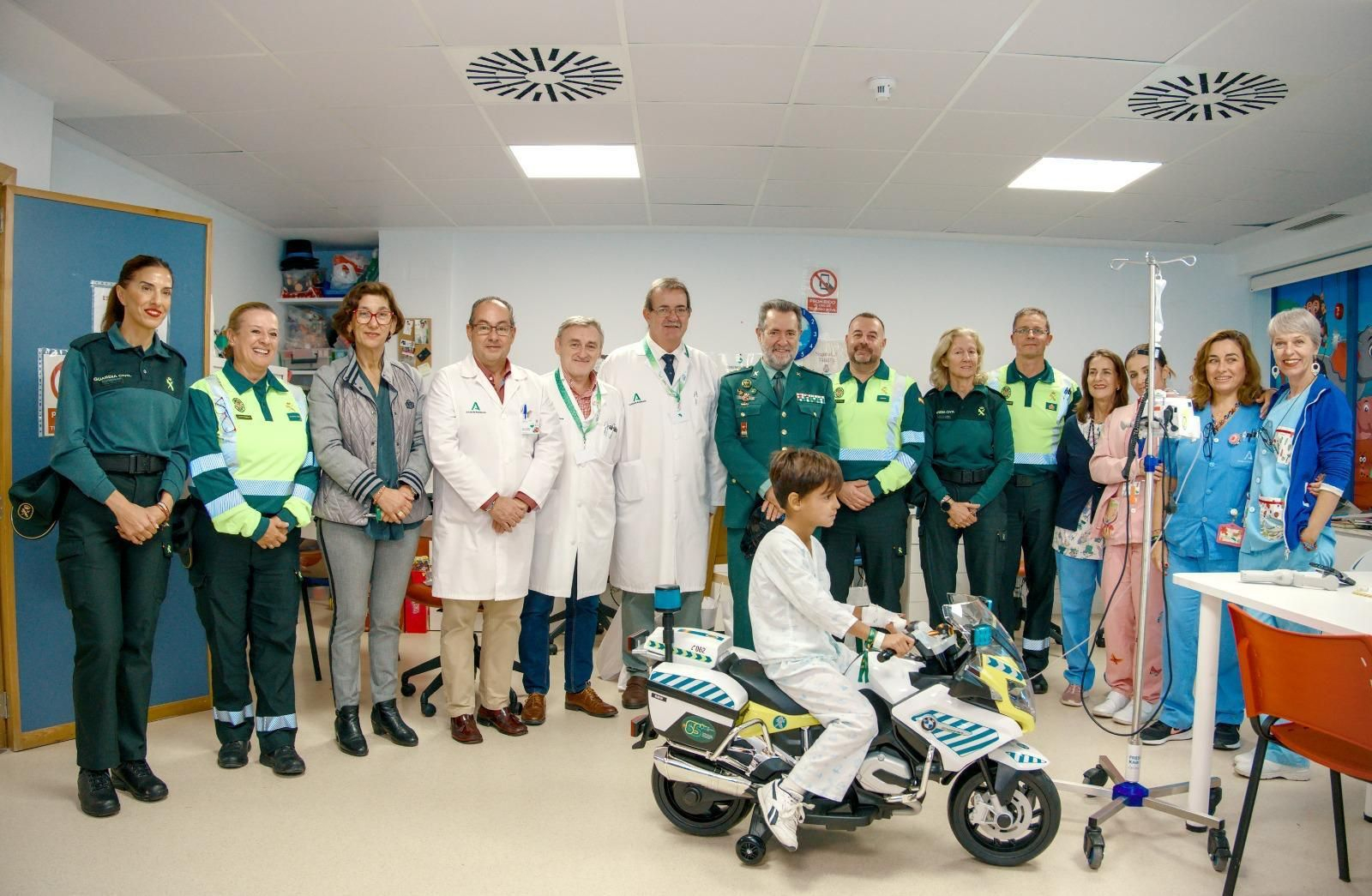 Donación de una moto de juguete de la Guardia Civil al Hospital Infantil.