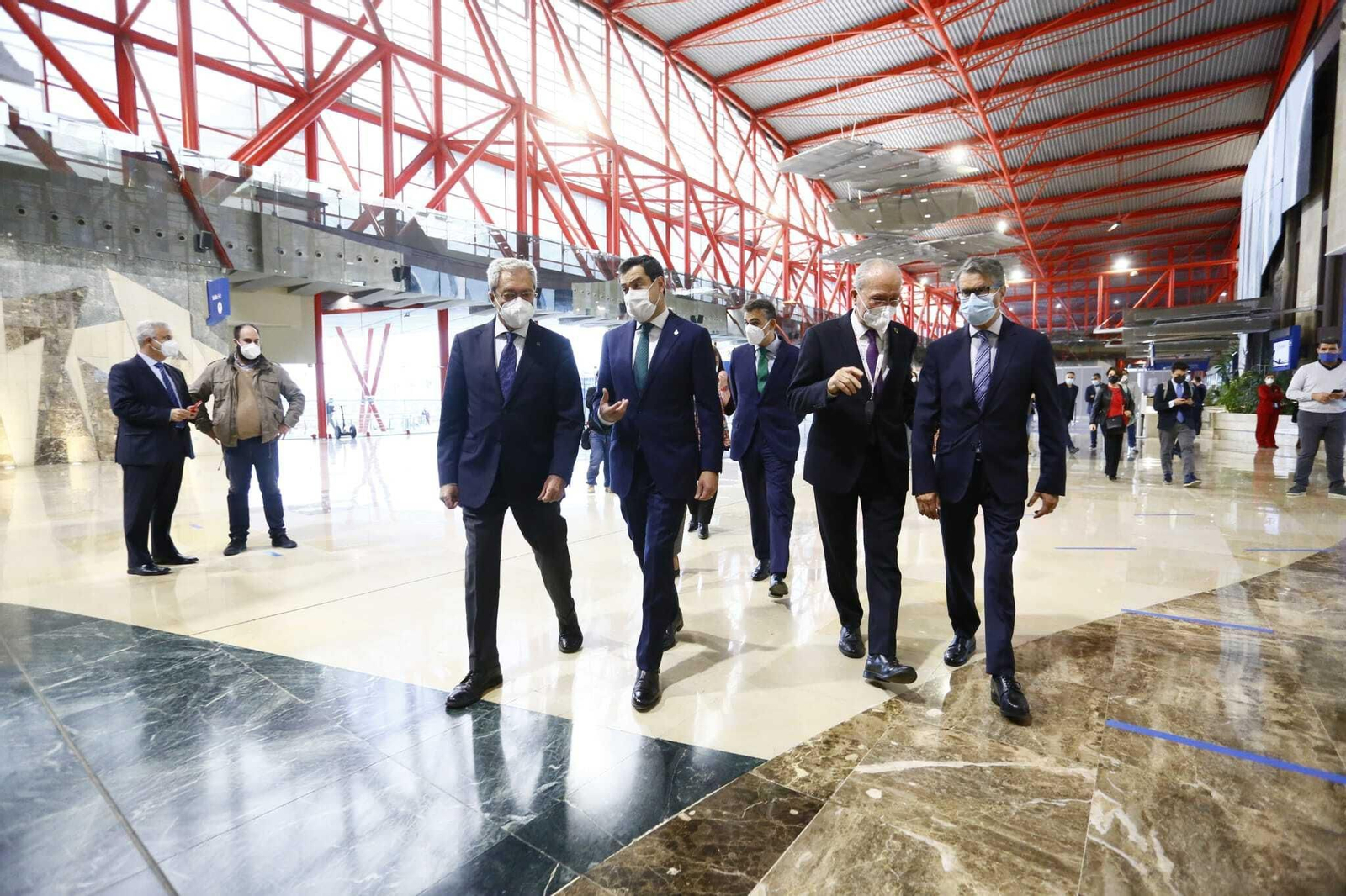 Moreno y las demás autoridades a su llegada al Foro Transfiere.