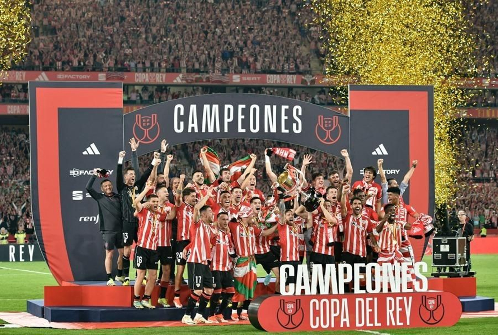 Los jugadores del Athletic Club celebran la consecución de la Copa del Rey 2024 en La Cartuja.