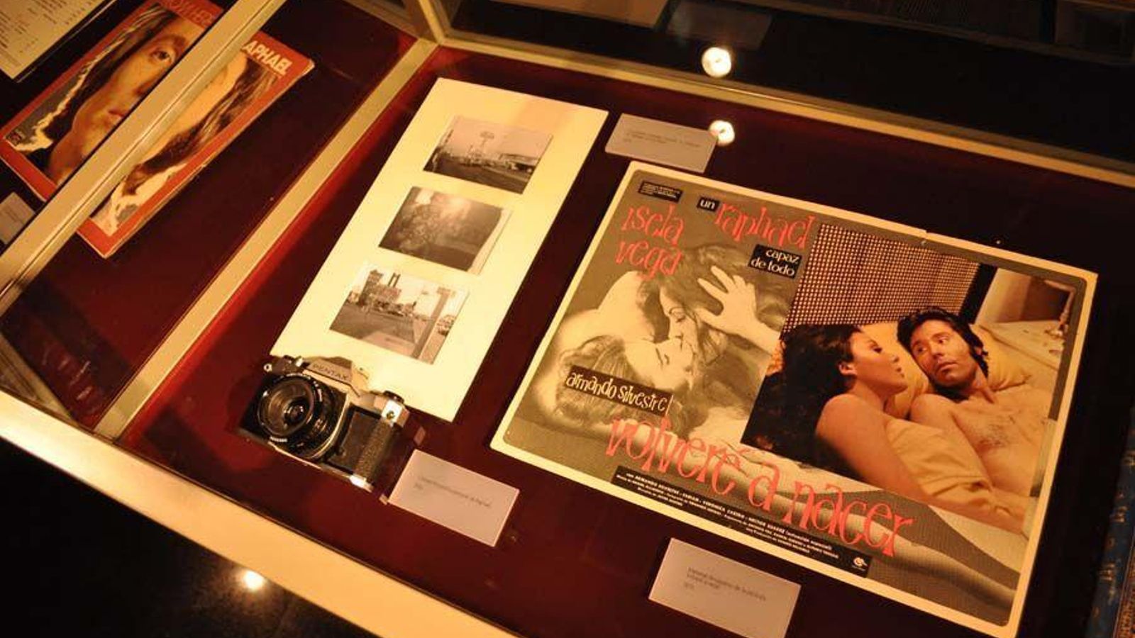 Documentos, fotografías y discos llenan las vitrinas del museo. Documentos, fotografías y discos llenan las vitrinas del museo.